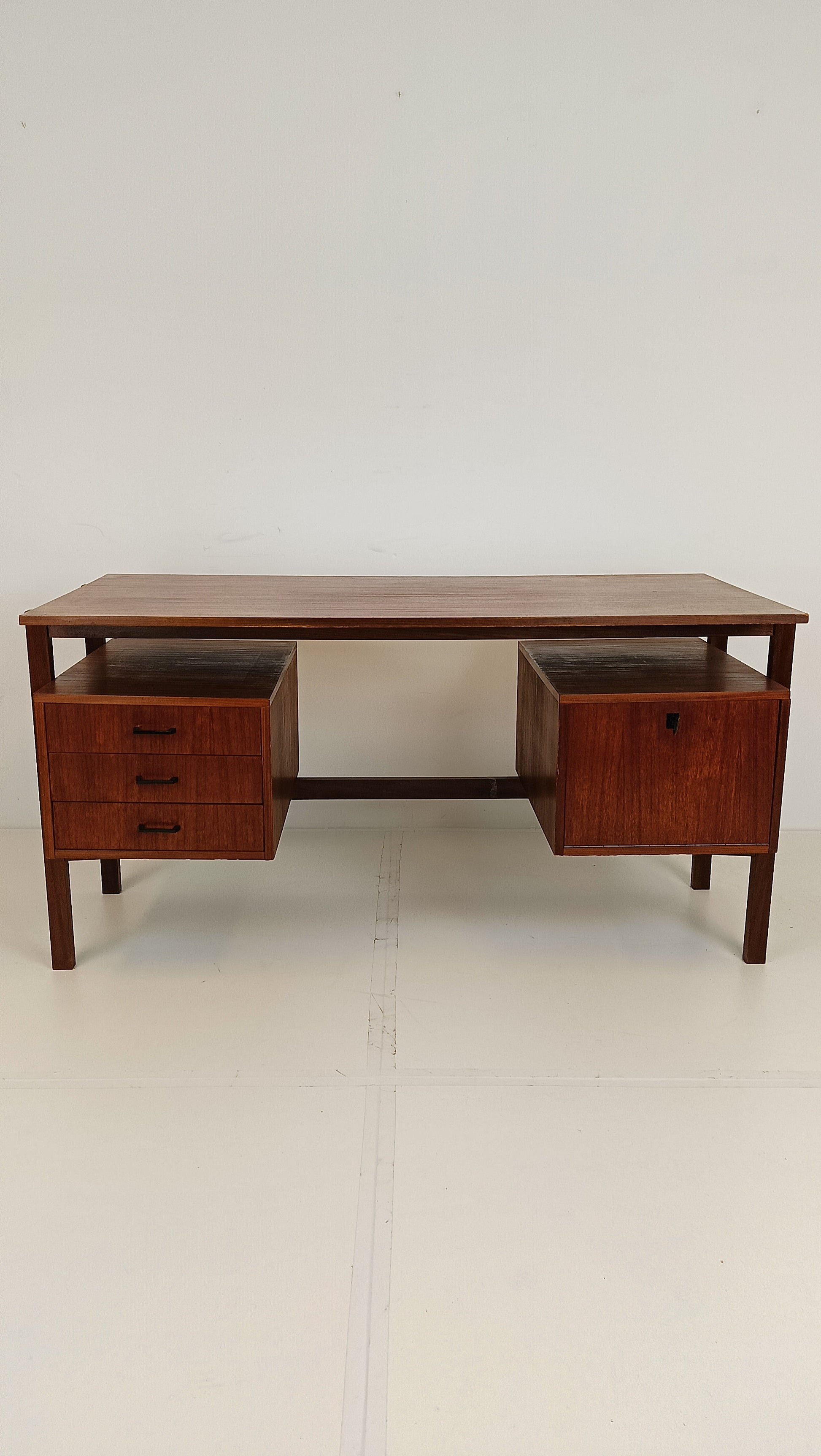Exclusive Vintage Desk Exclusive Vintage Desk
