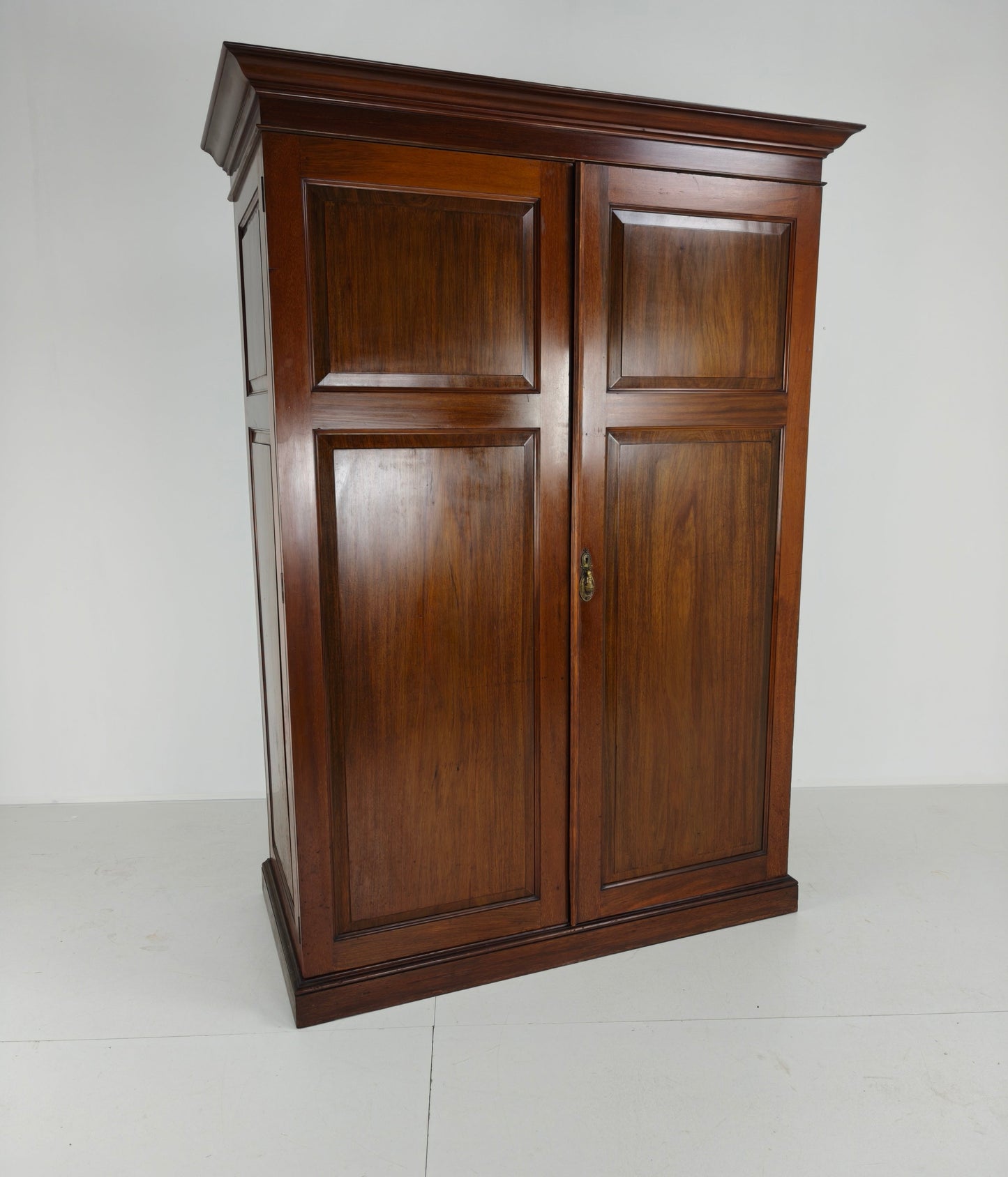 Exquisite English Mahogany Wardrobe from 1904 – the Innovation Trade-Mark, 16 New Bond Street, London Exquisite English Mahogany Wardrobe from 1904 – the Innovation Trade-Mark, 16 New Bond Street, London