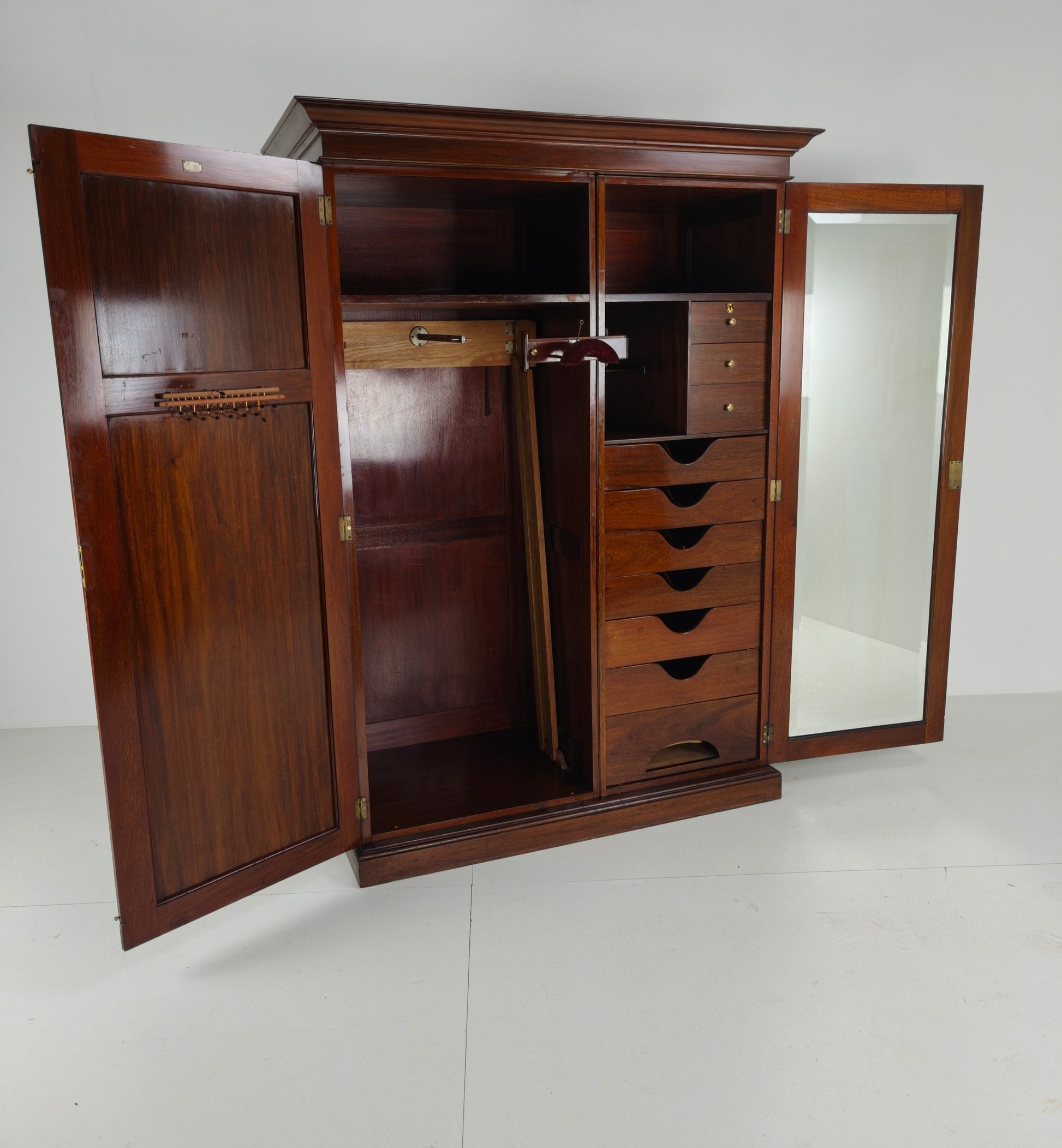 Exquisite English Mahogany Wardrobe from 1904 – the Innovation Trade-Mark, 16 New Bond Street, London Exquisite English Mahogany Wardrobe from 1904 – the Innovation Trade-Mark, 16 New Bond Street, London