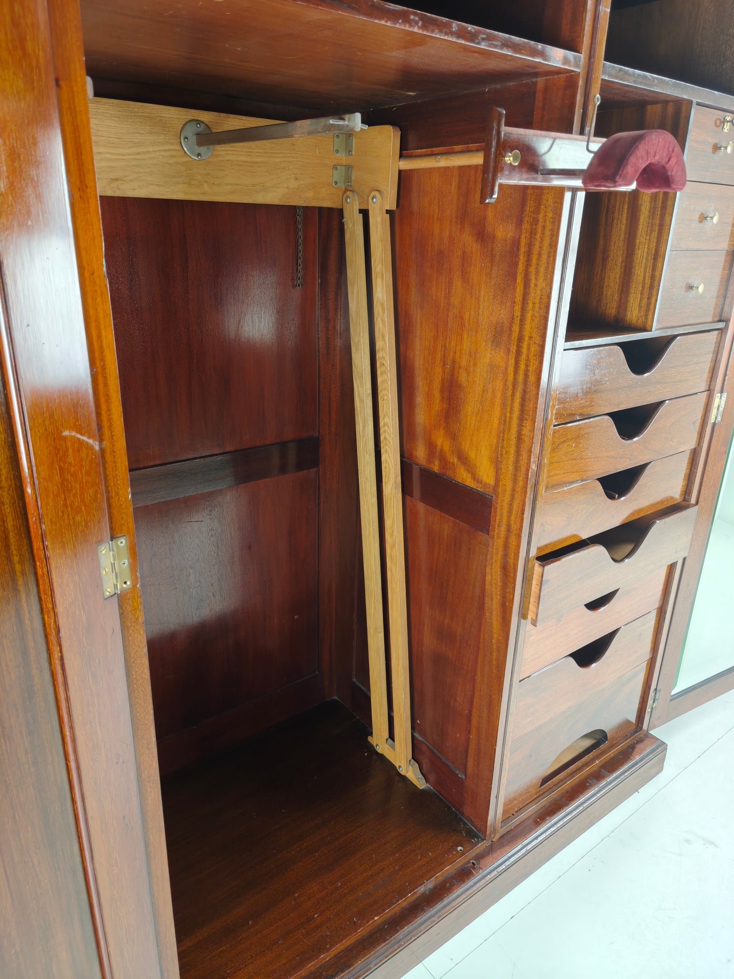 Exquisite English Mahogany Wardrobe from 1904 – the Innovation Trade-Mark, 16 New Bond Street, London Exquisite English Mahogany Wardrobe from 1904 – the Innovation Trade-Mark, 16 New Bond Street, London