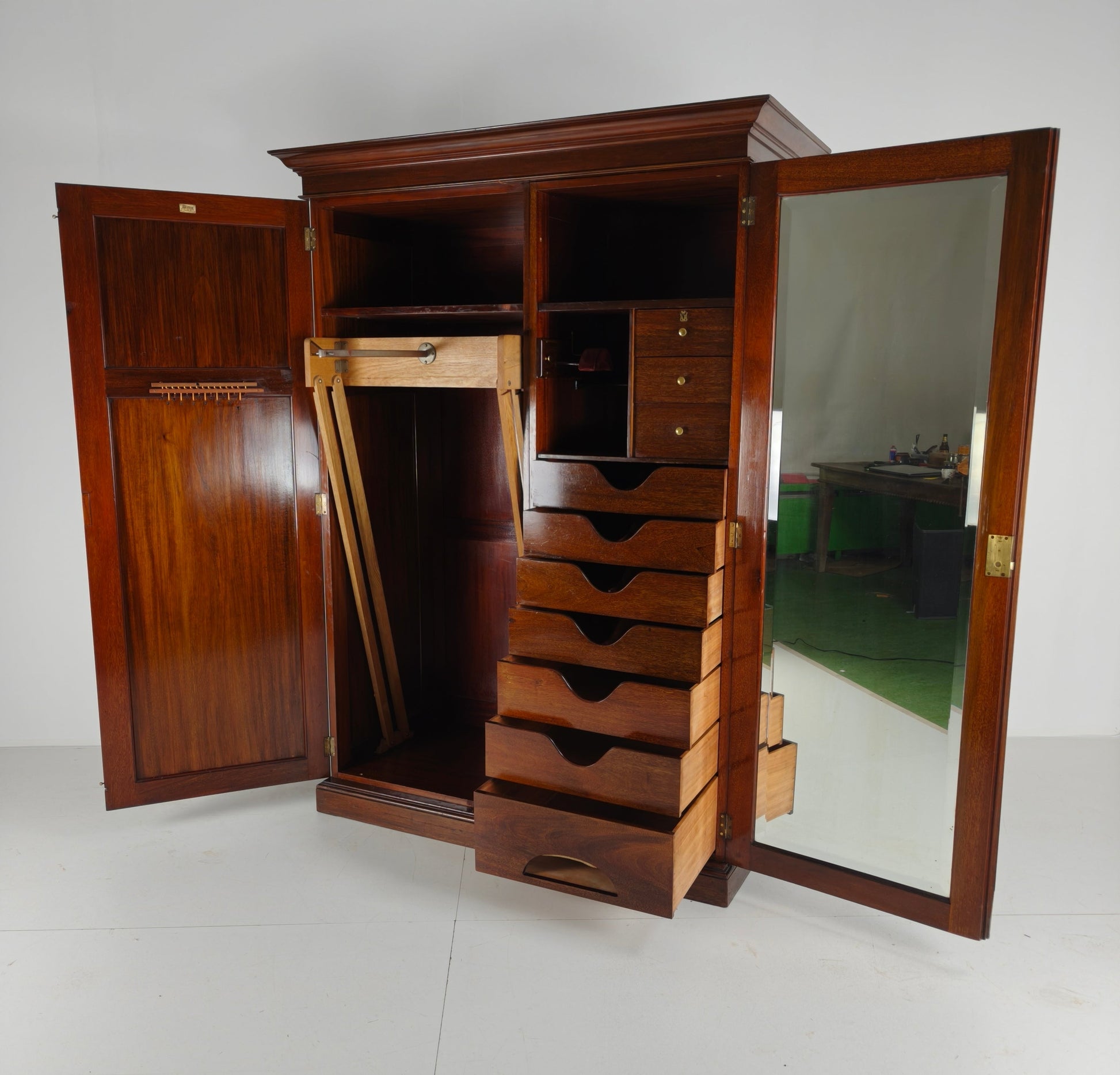 Exquisite English Mahogany Wardrobe from 1904 – the Innovation Trade-Mark, 16 New Bond Street, London Exquisite English Mahogany Wardrobe from 1904 – the Innovation Trade-Mark, 16 New Bond Street, London