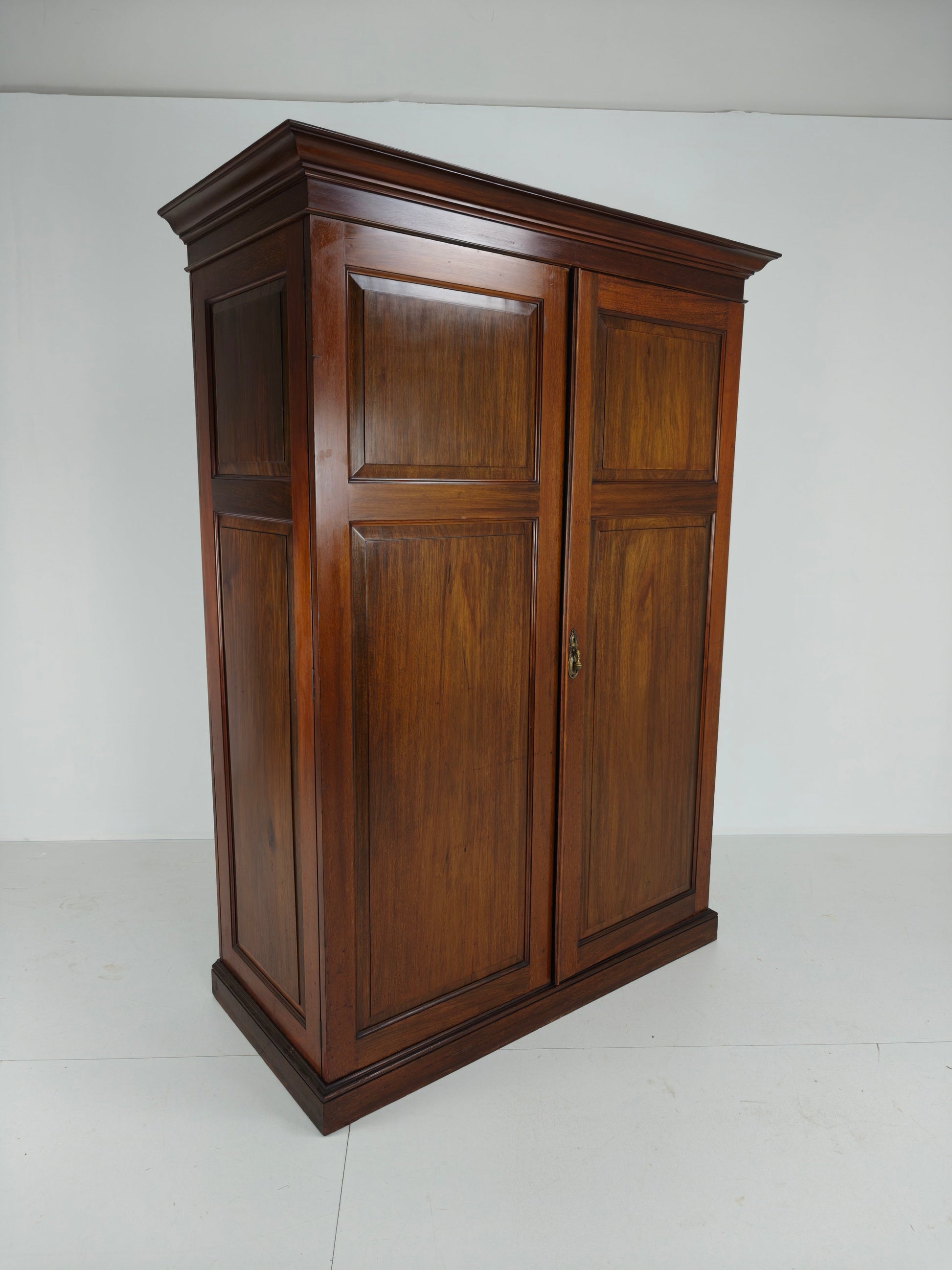 Exquisite English Mahogany Wardrobe from 1904 – the Innovation Trade-Mark, 16 New Bond Street, London Exquisite English Mahogany Wardrobe from 1904 – the Innovation Trade-Mark, 16 New Bond Street, London