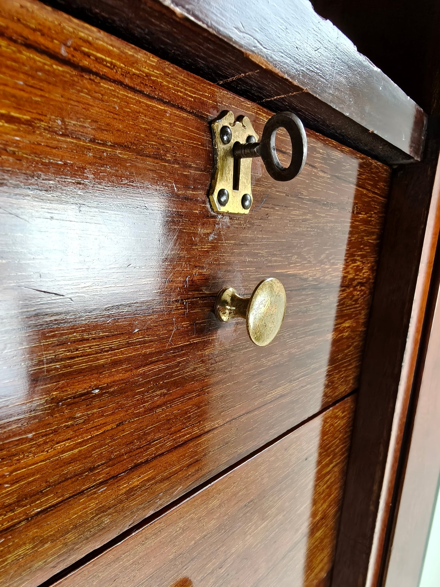 Exquisite English Mahogany Wardrobe from 1904 – the Innovation Trade-Mark, 16 New Bond Street, London Exquisite English Mahogany Wardrobe from 1904 – the Innovation Trade-Mark, 16 New Bond Street, London