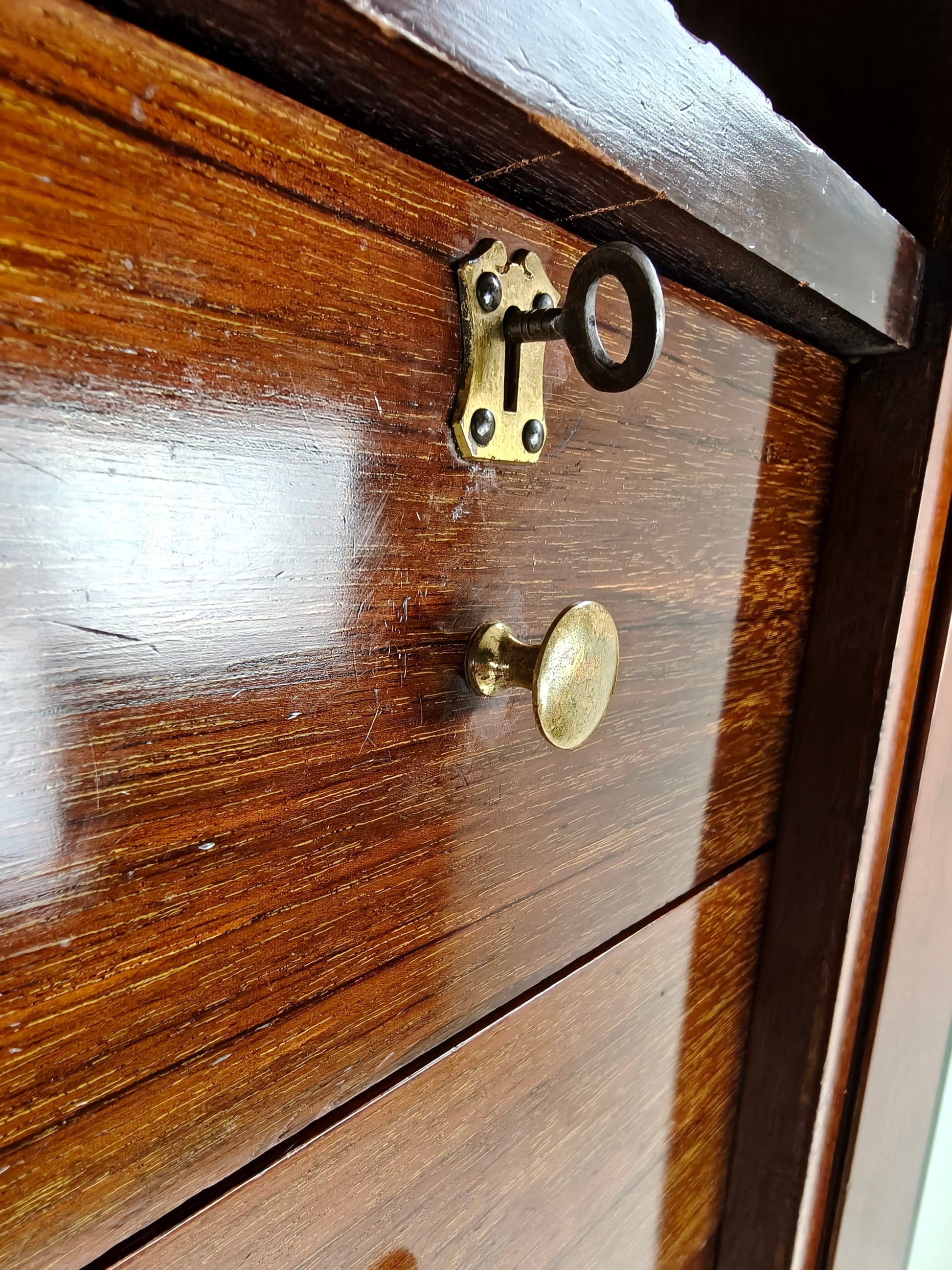 Exquisite English Mahogany Wardrobe from 1904 – the Innovation Trade-Mark, 16 New Bond Street, London Exquisite English Mahogany Wardrobe from 1904 – the Innovation Trade-Mark, 16 New Bond Street, London