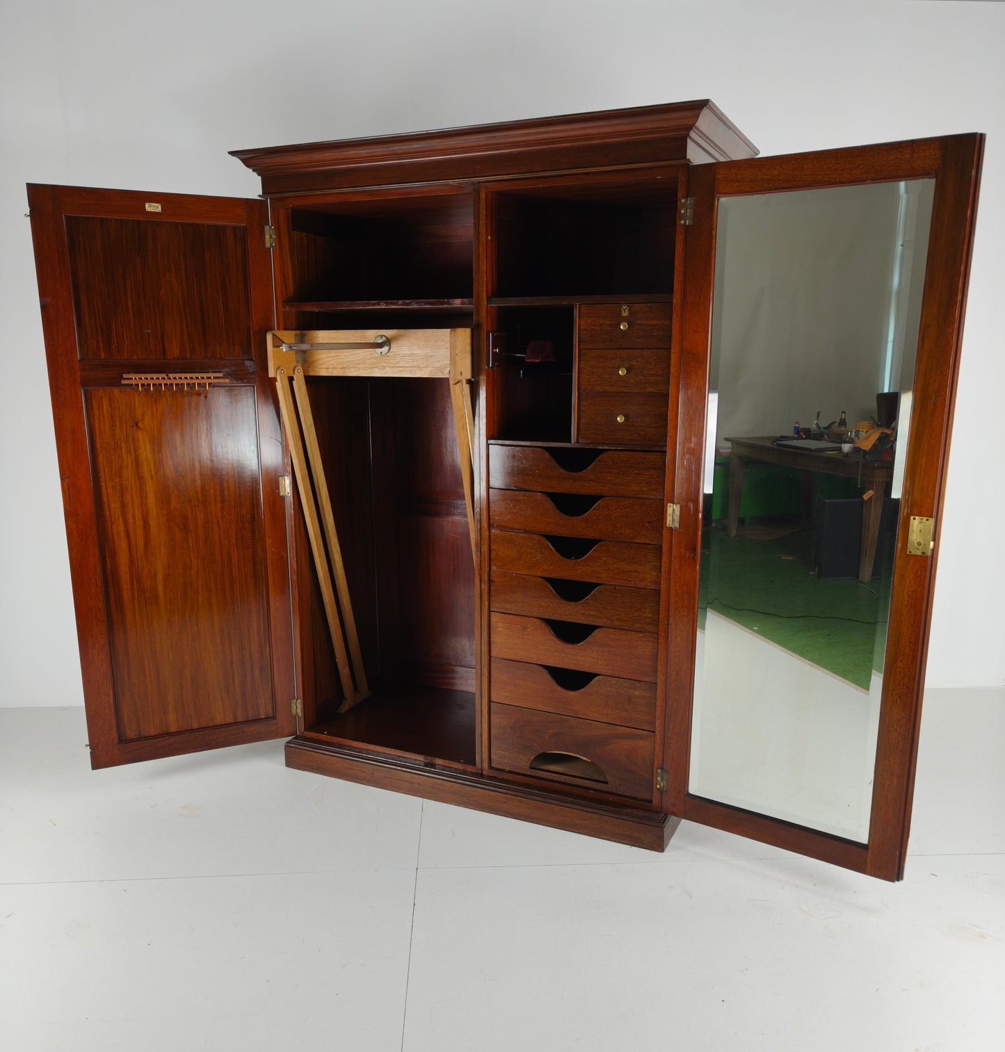 Exquisite English Mahogany Wardrobe from 1904 – the Innovation Trade-Mark, 16 New Bond Street, London Exquisite English Mahogany Wardrobe from 1904 – the Innovation Trade-Mark, 16 New Bond Street, London