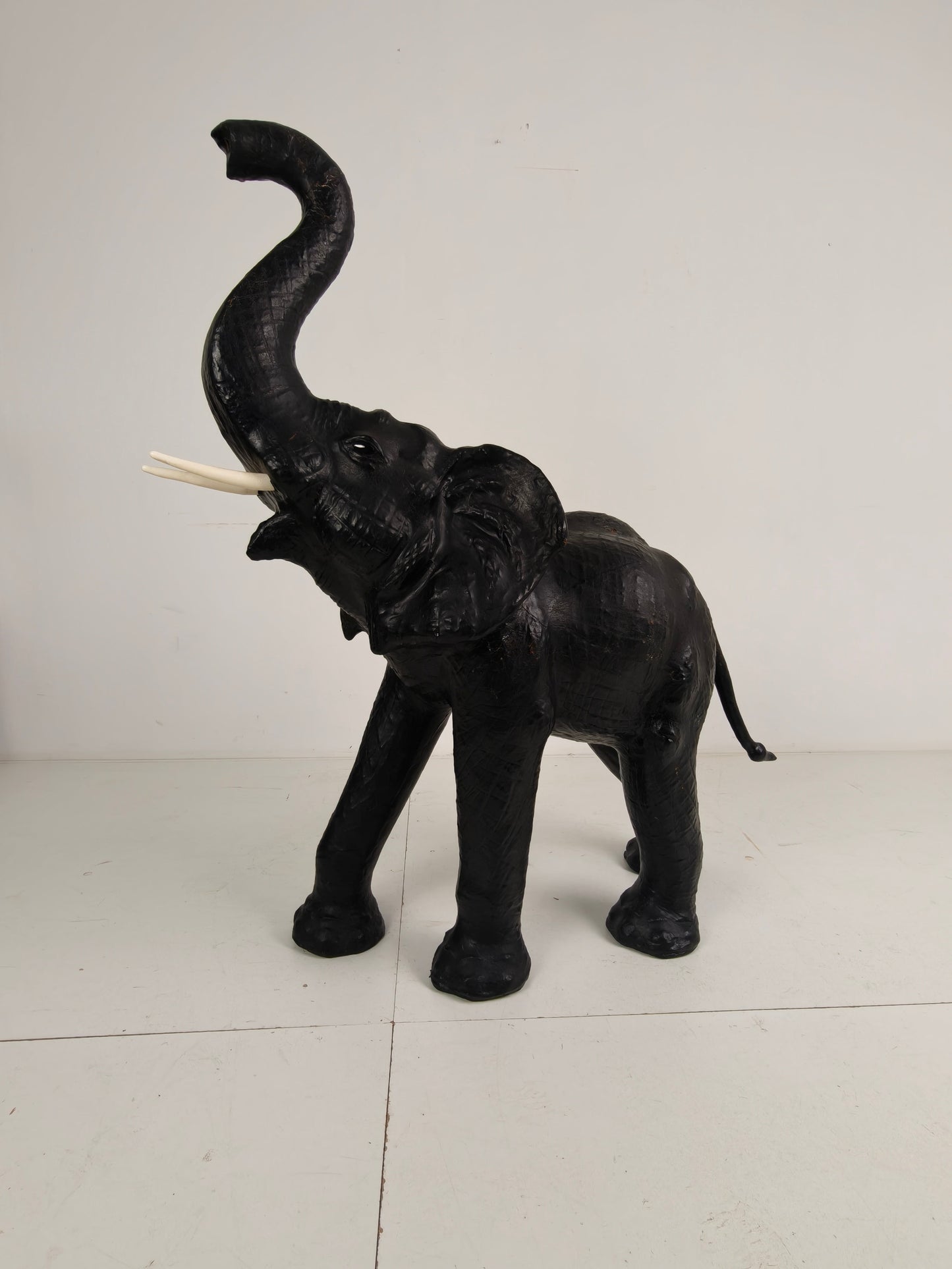Extra Large Leather Elephant Sculpture 130 cm – ca. 1950 Extra Large Leather Elephant Sculpture 130 cm – ca. 1950
