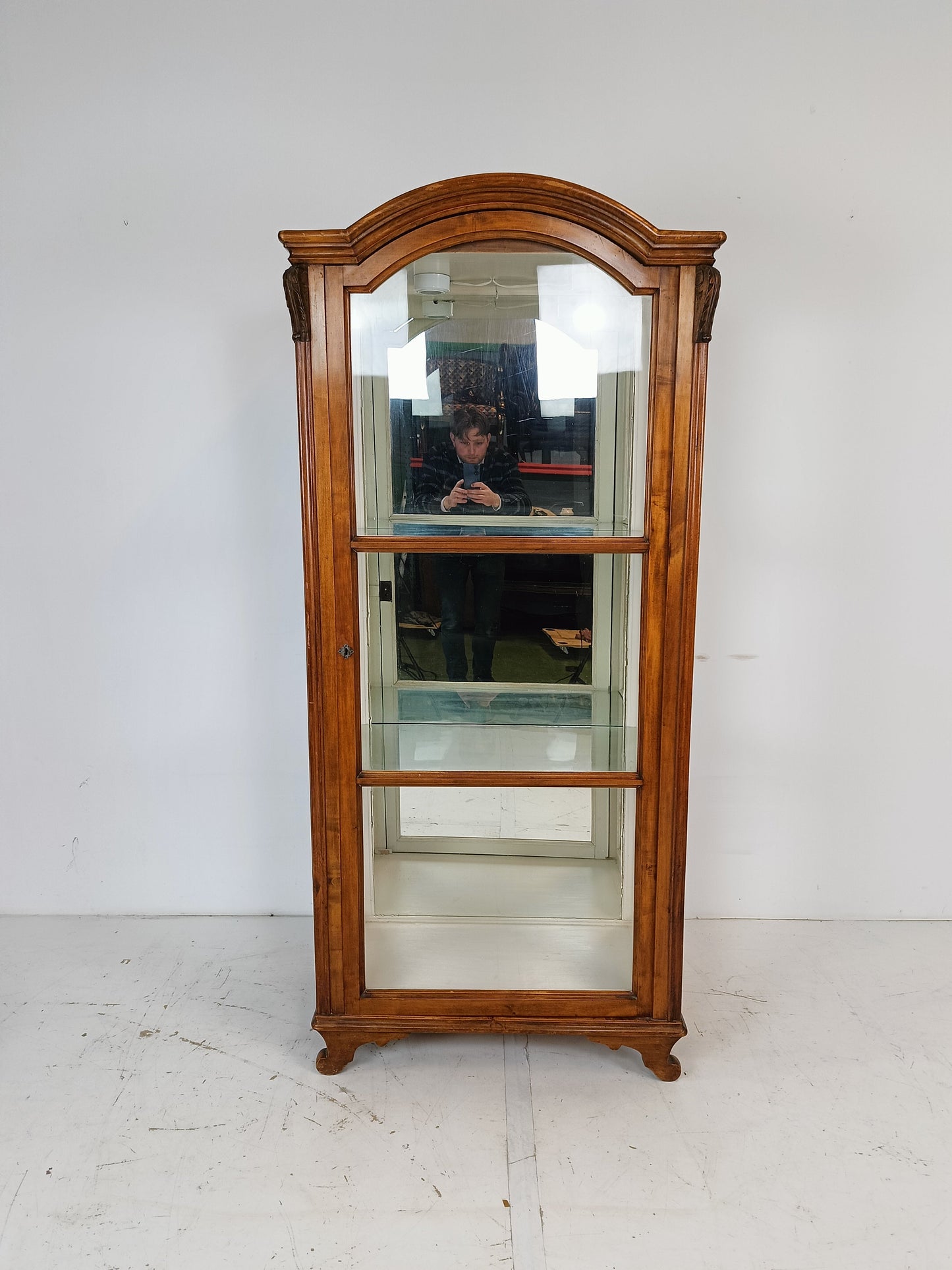 Eye catching display cabinet Eye catching display cabinet