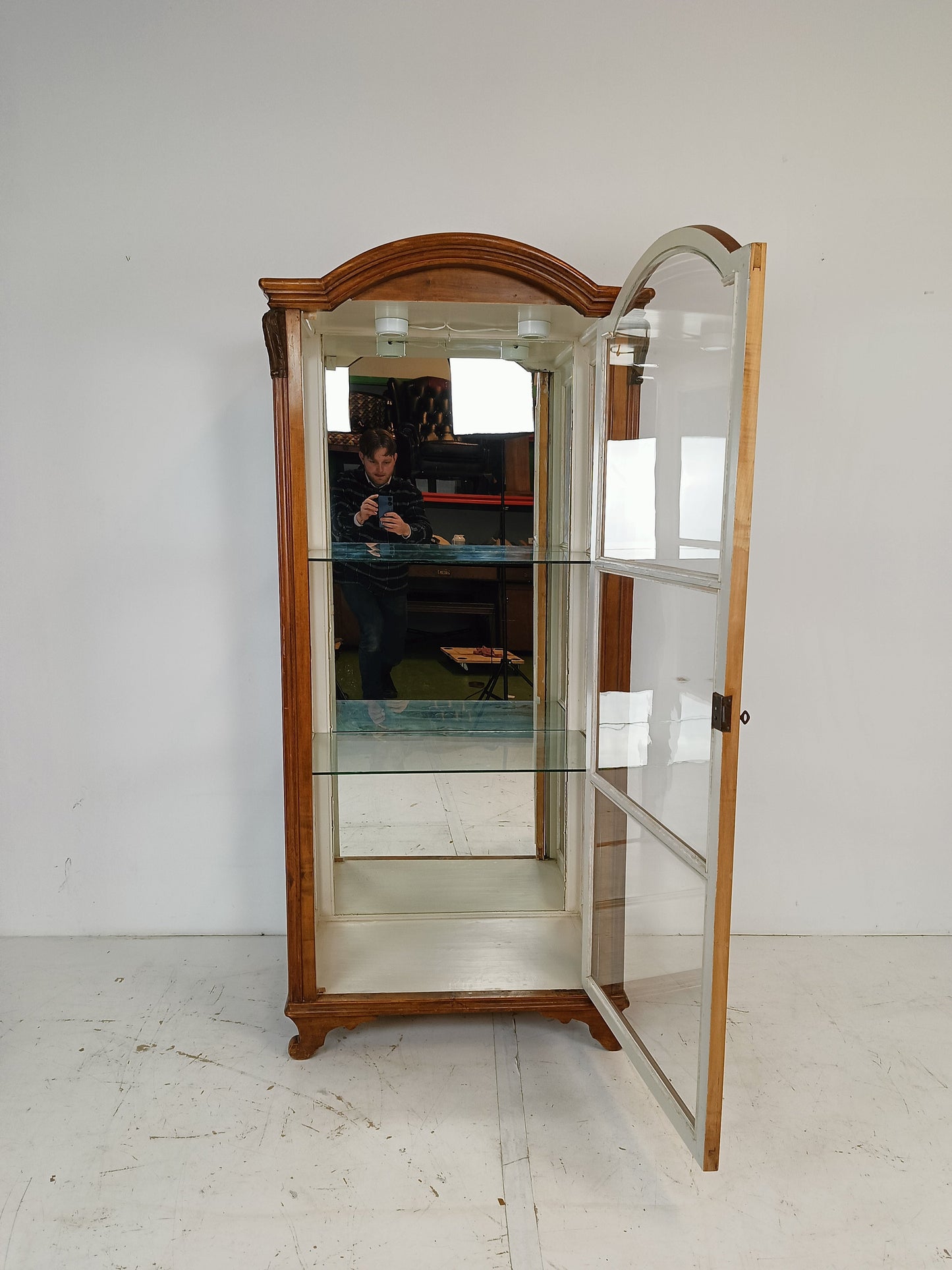 Eye catching display cabinet Eye catching display cabinet