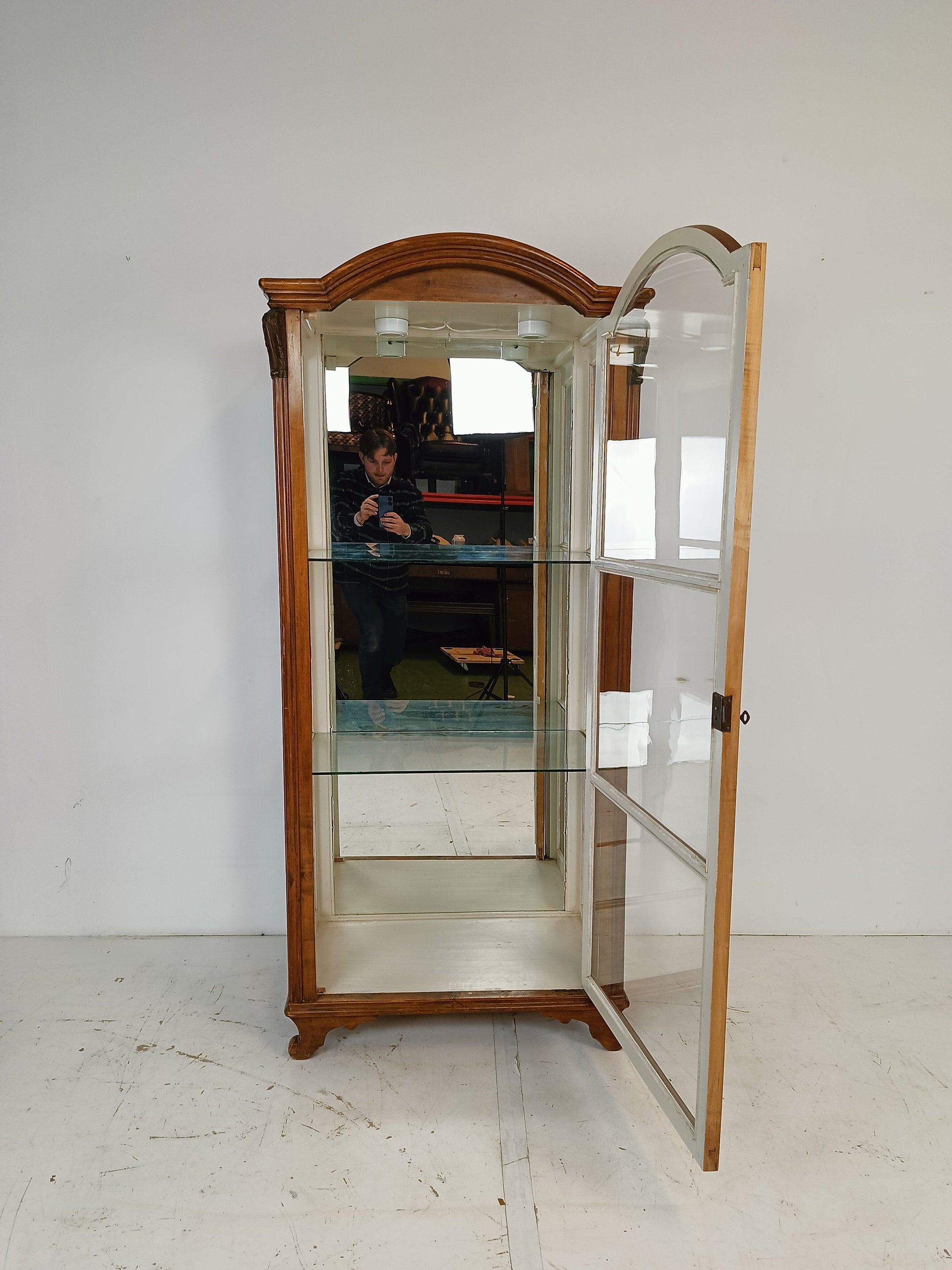 Eye catching display cabinet Eye catching display cabinet