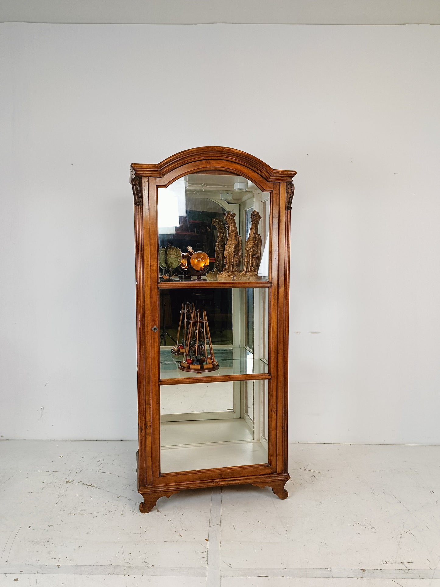 Eye catching display cabinet Eye catching display cabinet