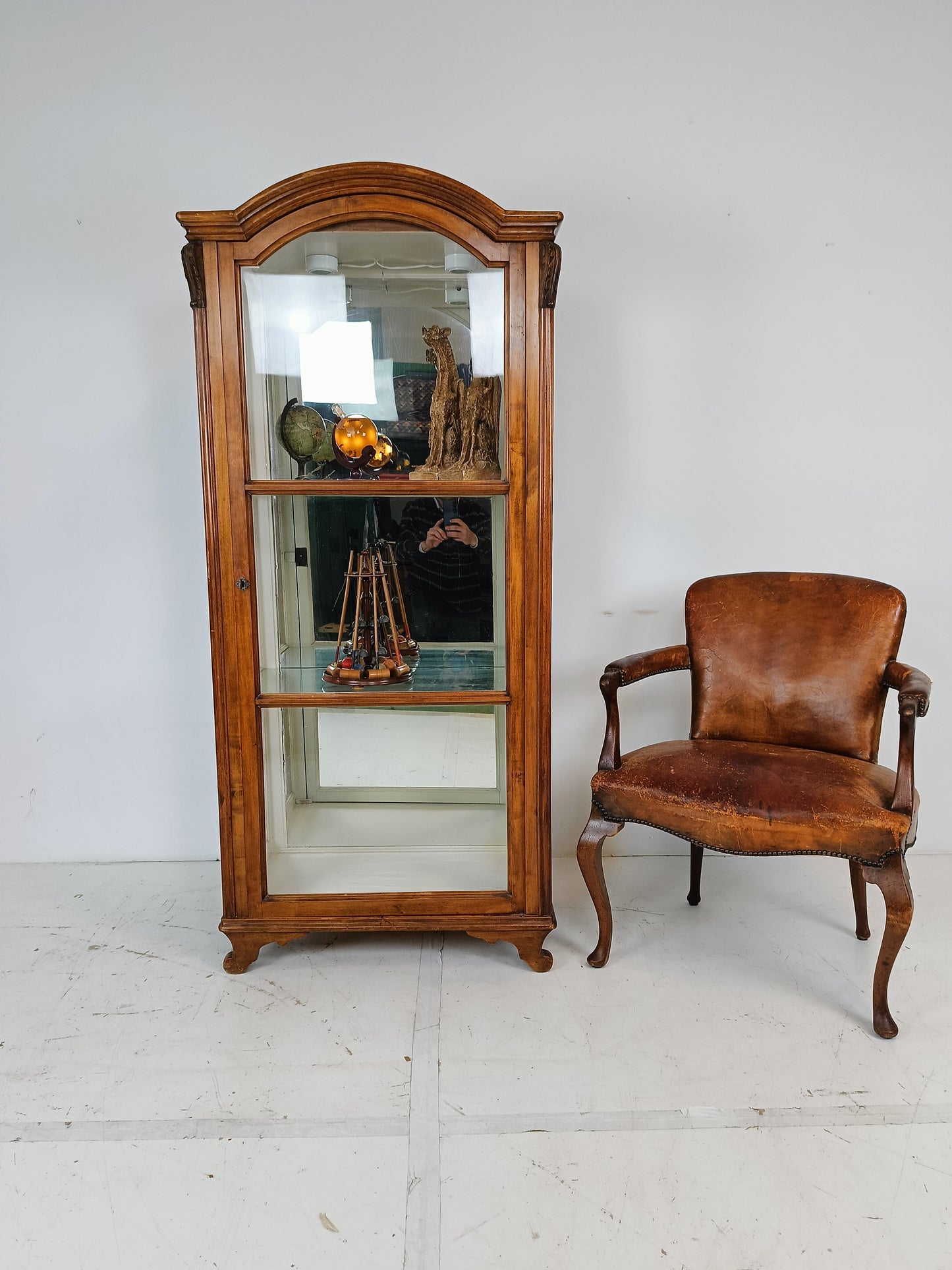 Eye catching display cabinet Eye catching display cabinet