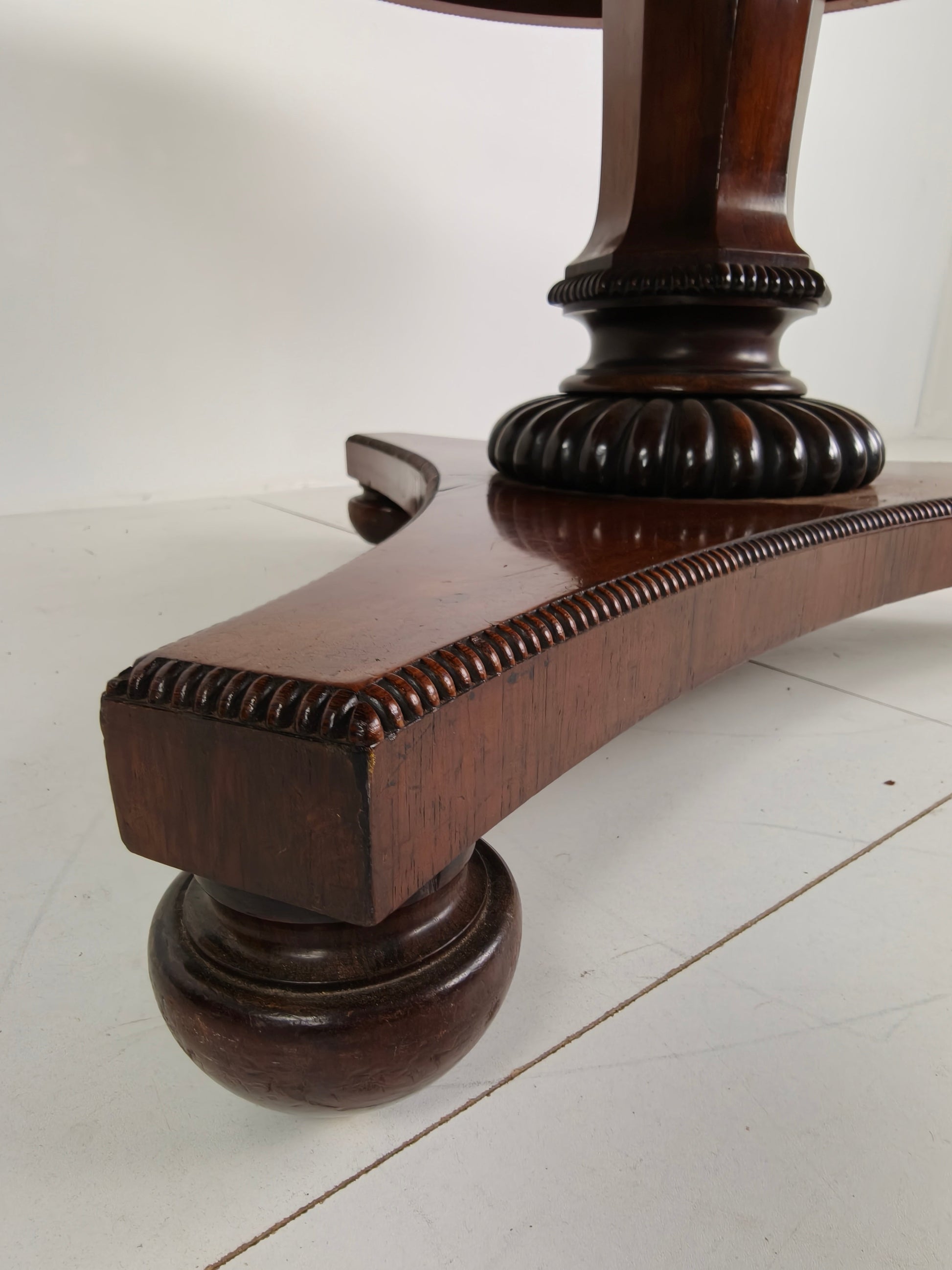 Fine Quality 19th Century William IV Rosewood Breakfast Tilt-Top Table – c.1820 Fine Quality 19th Century William IV Rosewood Breakfast Tilt-Top Table – c.1820