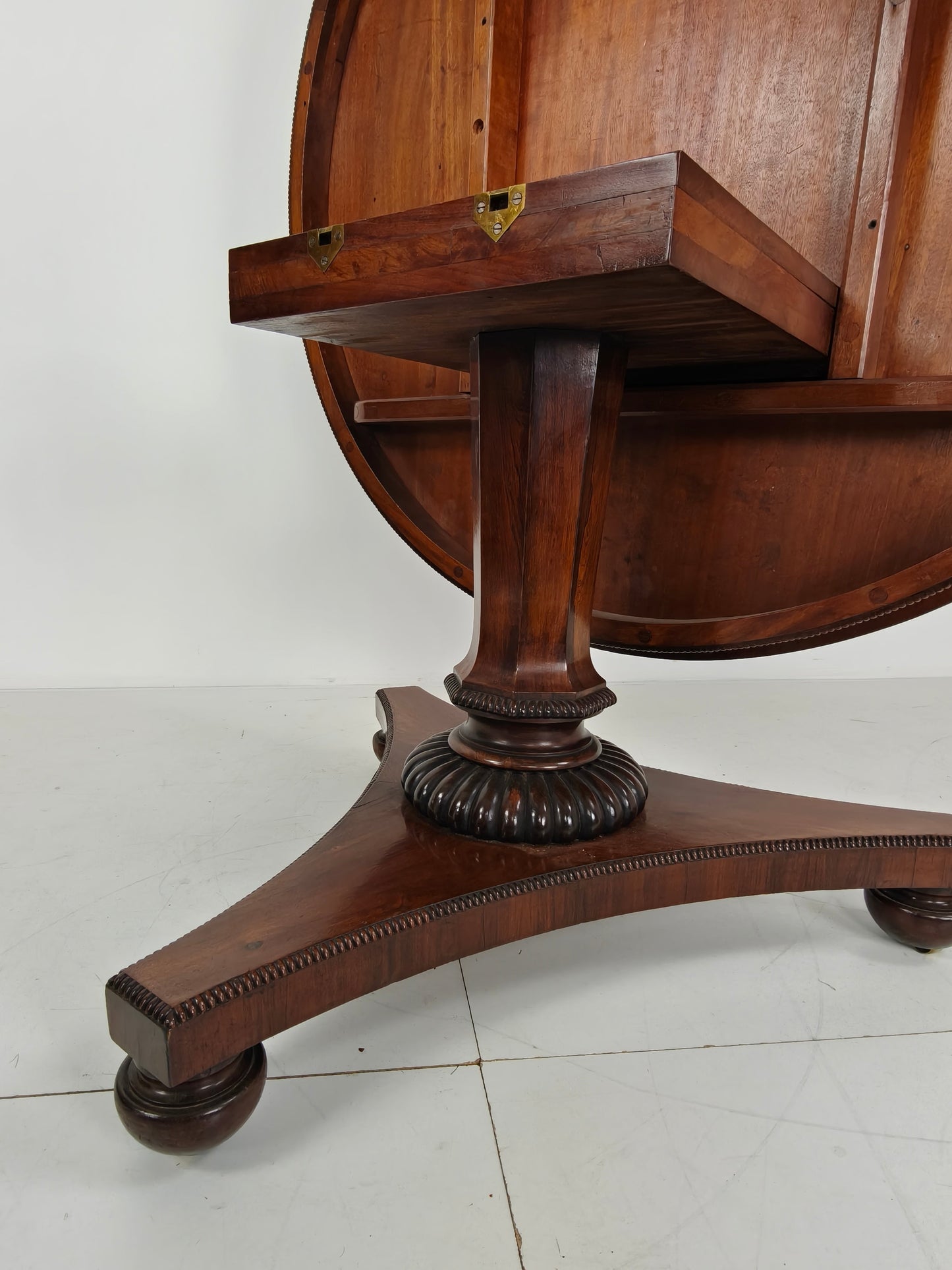 Fine Quality 19th Century William IV Rosewood Breakfast Tilt-Top Table – c.1820 Fine Quality 19th Century William IV Rosewood Breakfast Tilt-Top Table – c.1820