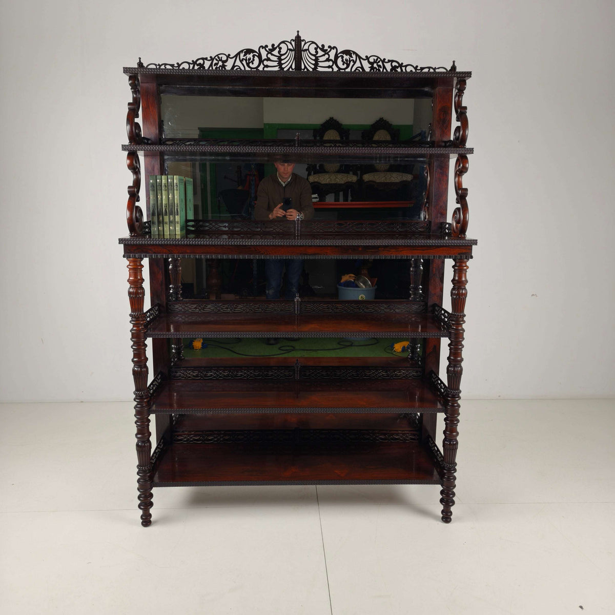 Fine Quality Rosewood Étagère with Crest – Regency / William IV Period, 19th Century Fine Quality Rosewood Étagère with Crest – Regency / William IV Period, 19th Century