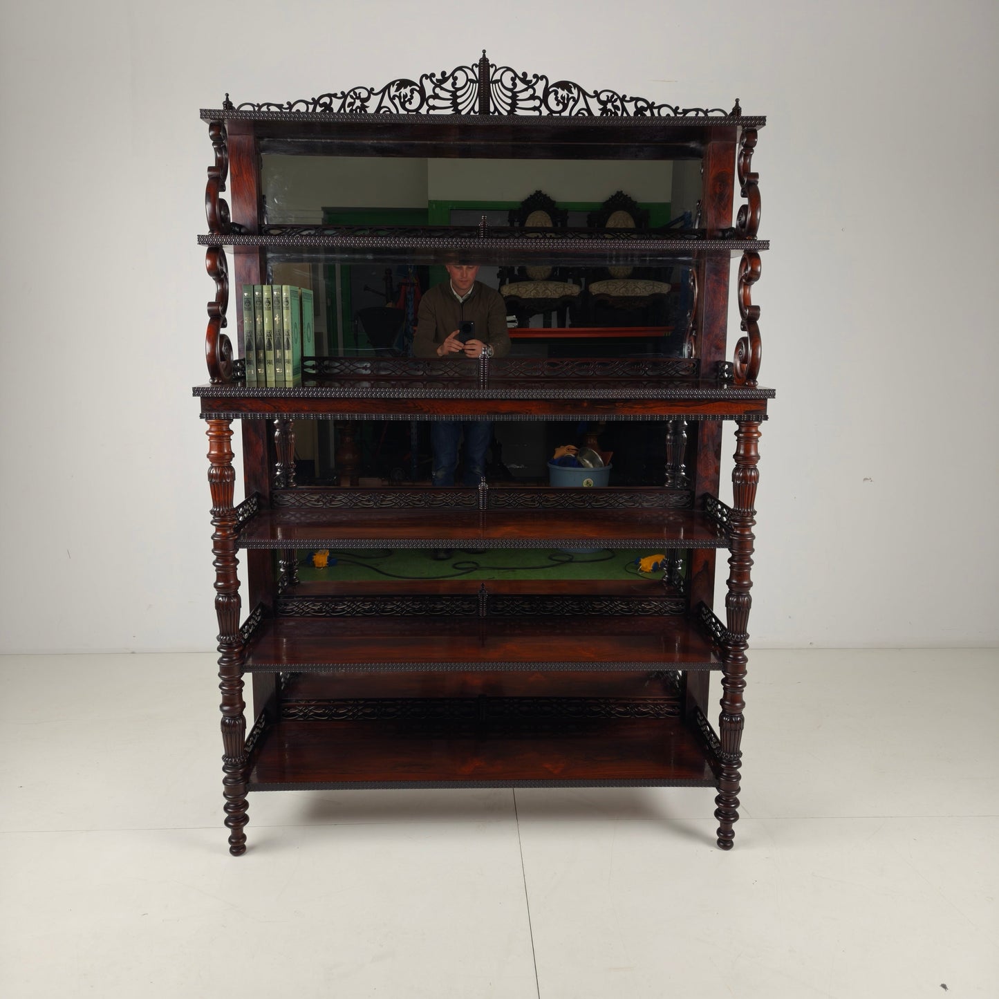 Fine Quality Rosewood Étagère with Crest – Regency / William IV Period, 19th Century Fine Quality Rosewood Étagère with Crest – Regency / William IV Period, 19th Century