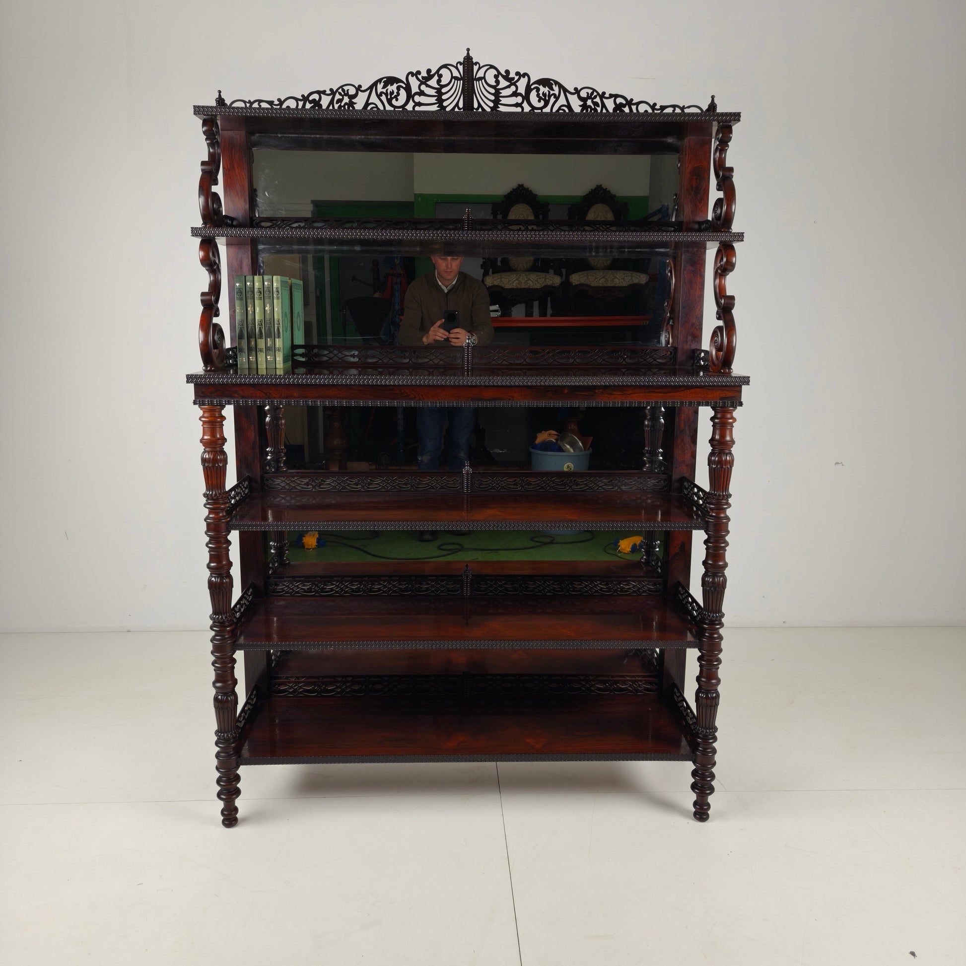 Fine Quality Rosewood Étagère with Crest – Regency / William IV Period, 19th Century Fine Quality Rosewood Étagère with Crest – Regency / William IV Period, 19th Century