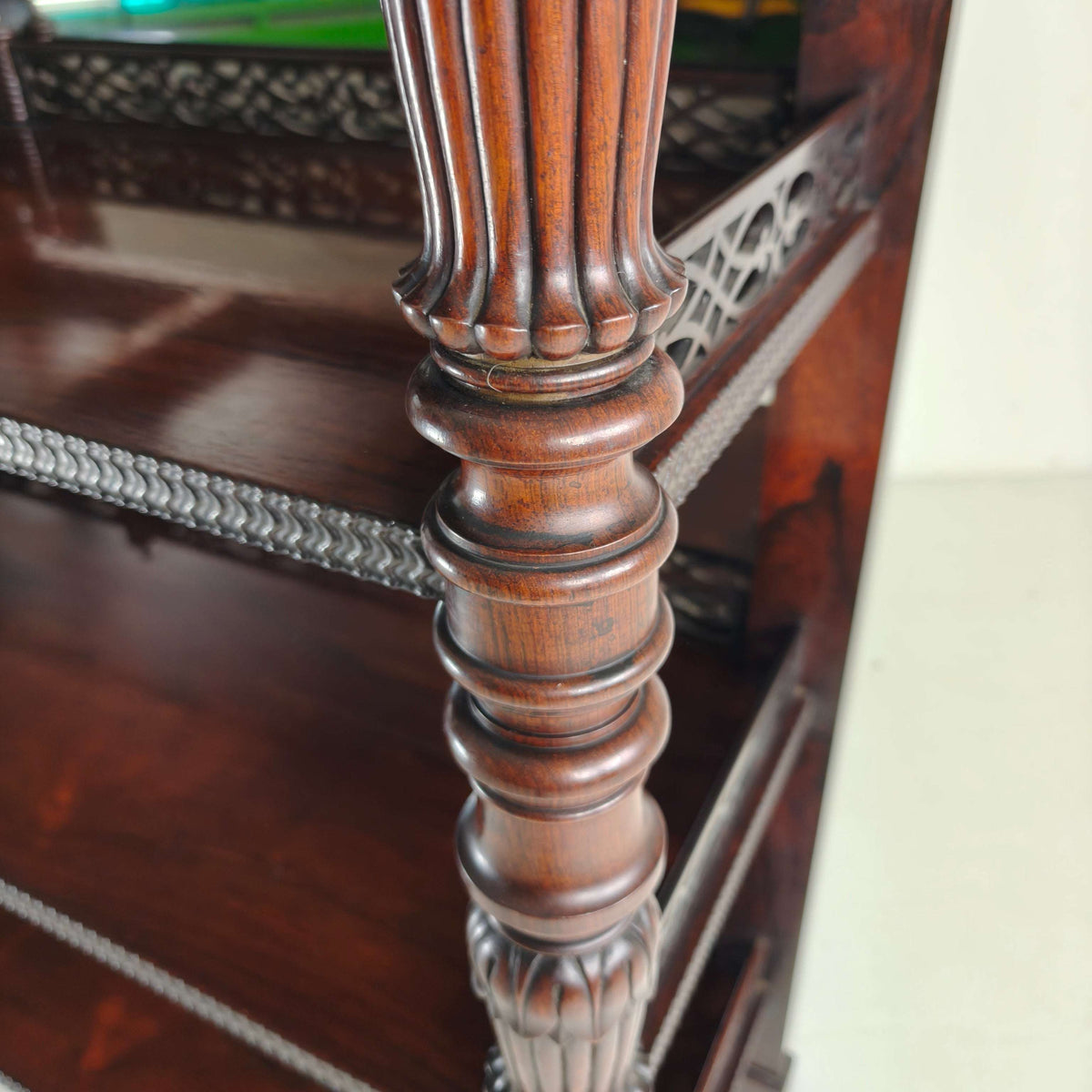 Fine Quality Rosewood Étagère with Crest – Regency / William IV Period, 19th Century Fine Quality Rosewood Étagère with Crest – Regency / William IV Period, 19th Century
