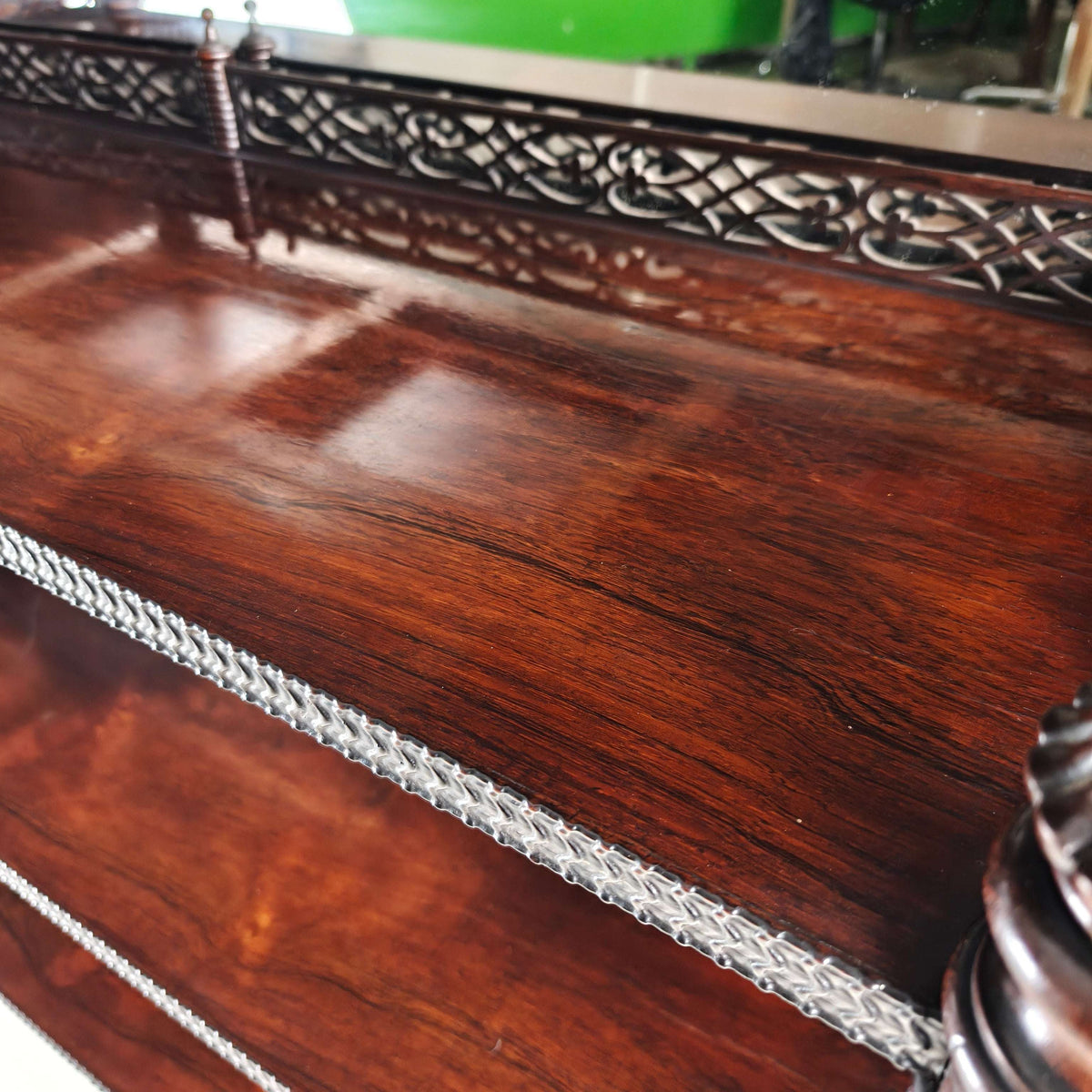 Fine Quality Rosewood Étagère with Crest – Regency / William IV Period, 19th Century Fine Quality Rosewood Étagère with Crest – Regency / William IV Period, 19th Century