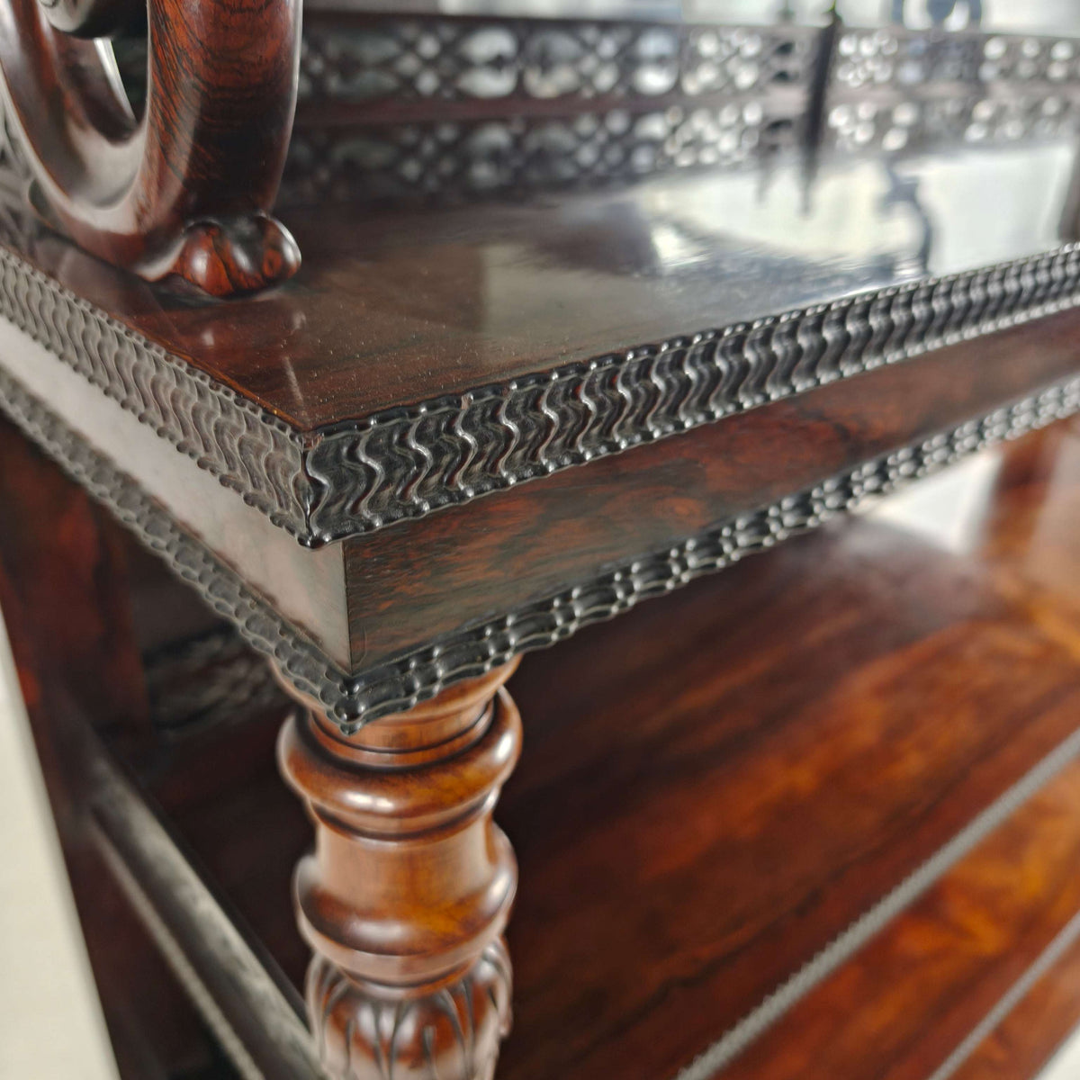 Fine Quality Rosewood Étagère with Crest – Regency / William IV Period, 19th Century Fine Quality Rosewood Étagère with Crest – Regency / William IV Period, 19th Century