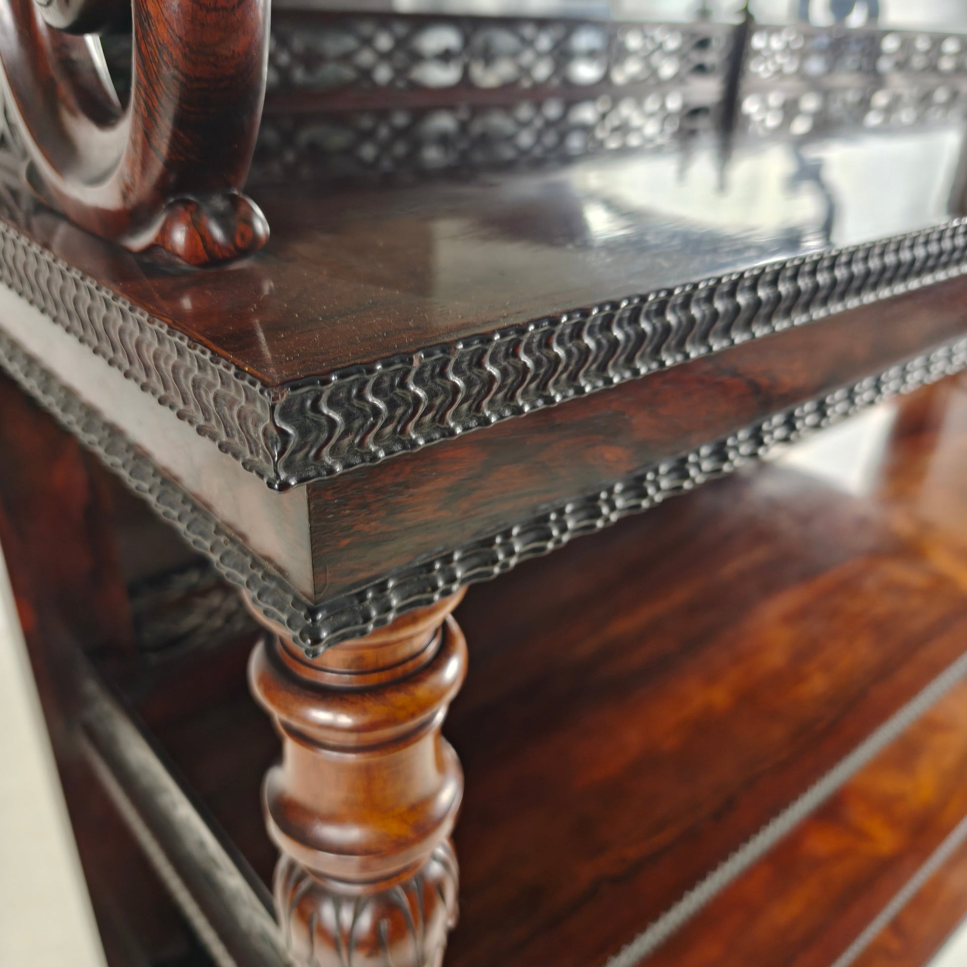 Fine Quality Rosewood Étagère with Crest – Regency / William IV Period, 19th Century Fine Quality Rosewood Étagère with Crest – Regency / William IV Period, 19th Century