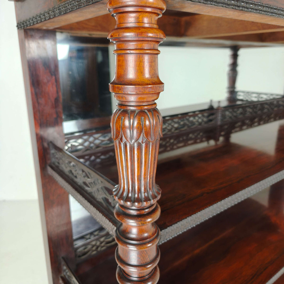 Fine Quality Rosewood Étagère with Crest – Regency / William IV Period, 19th Century Fine Quality Rosewood Étagère with Crest – Regency / William IV Period, 19th Century