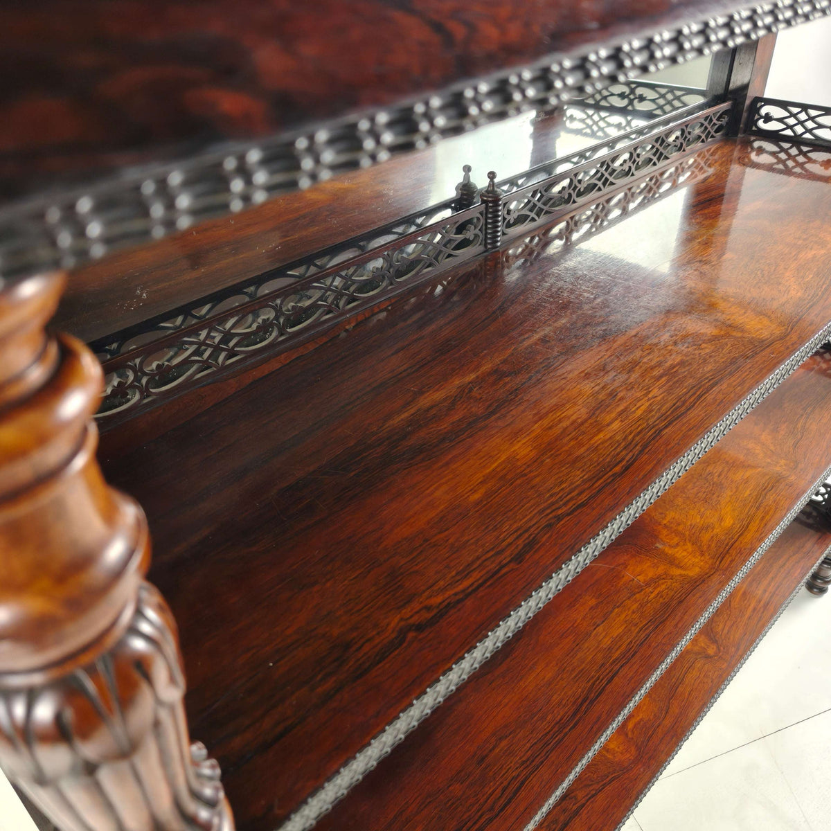 Fine Quality Rosewood Étagère with Crest – Regency / William IV Period, 19th Century Fine Quality Rosewood Étagère with Crest – Regency / William IV Period, 19th Century