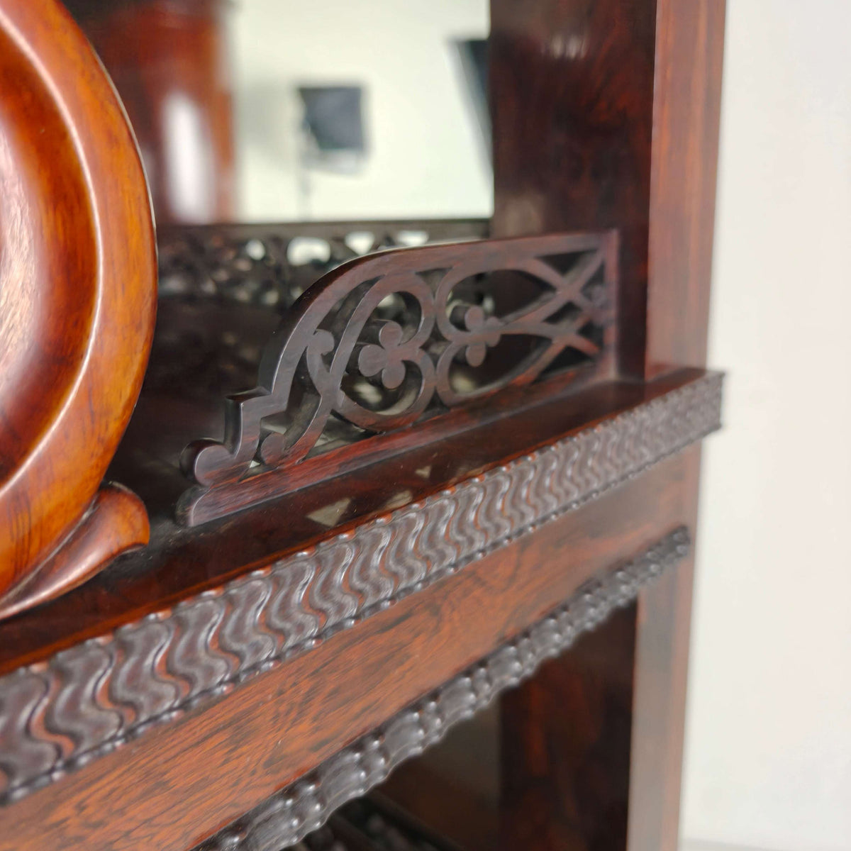 Fine Quality Rosewood Étagère with Crest – Regency / William IV Period, 19th Century Fine Quality Rosewood Étagère with Crest – Regency / William IV Period, 19th Century