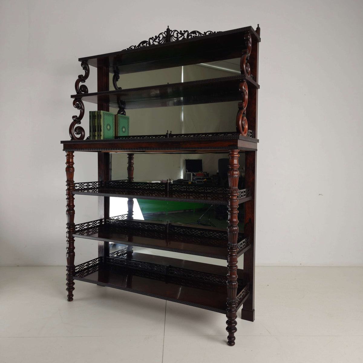 Fine Quality Rosewood Étagère with Crest – Regency / William IV Period, 19th Century Fine Quality Rosewood Étagère with Crest – Regency / William IV Period, 19th Century
