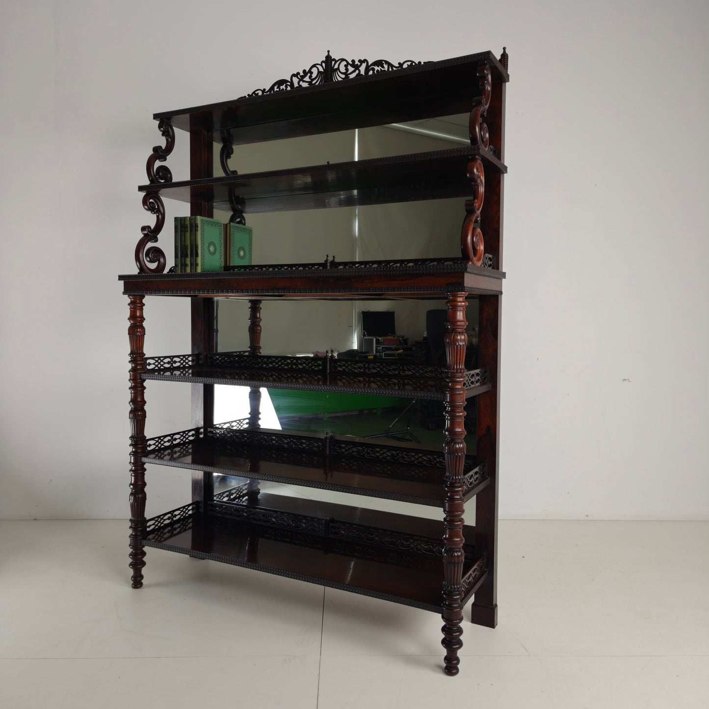 Fine Quality Rosewood Étagère with Crest – Regency / William IV Period, 19th Century Fine Quality Rosewood Étagère with Crest – Regency / William IV Period, 19th Century