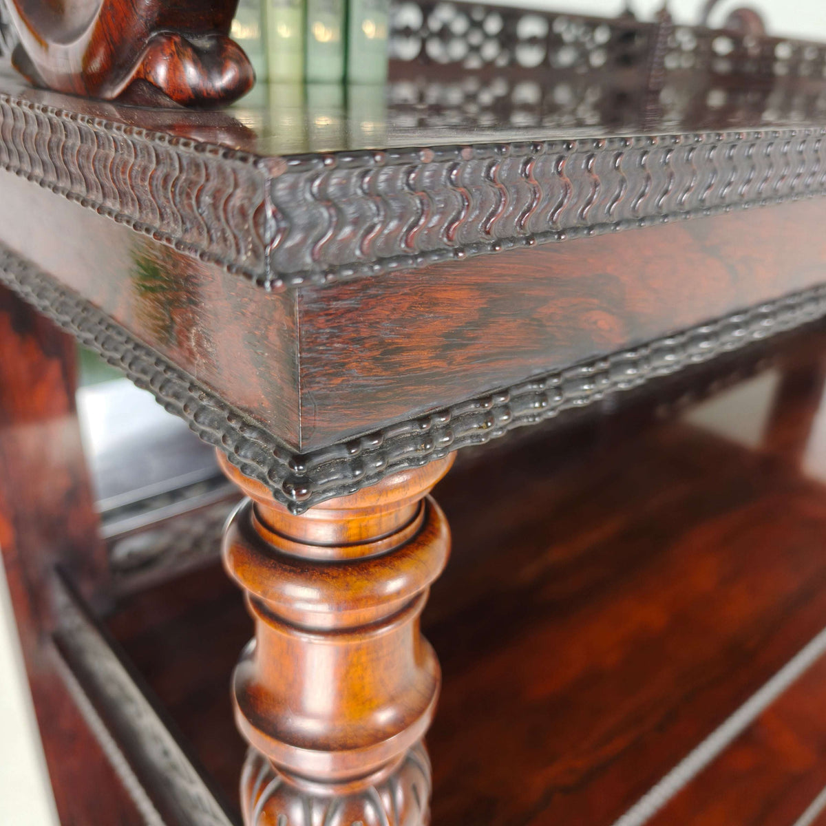 Fine Quality Rosewood Étagère with Crest – Regency / William IV Period, 19th Century Fine Quality Rosewood Étagère with Crest – Regency / William IV Period, 19th Century