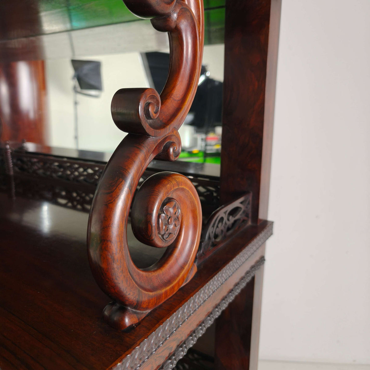 Fine Quality Rosewood Étagère with Crest – Regency / William IV Period, 19th Century Fine Quality Rosewood Étagère with Crest – Regency / William IV Period, 19th Century
