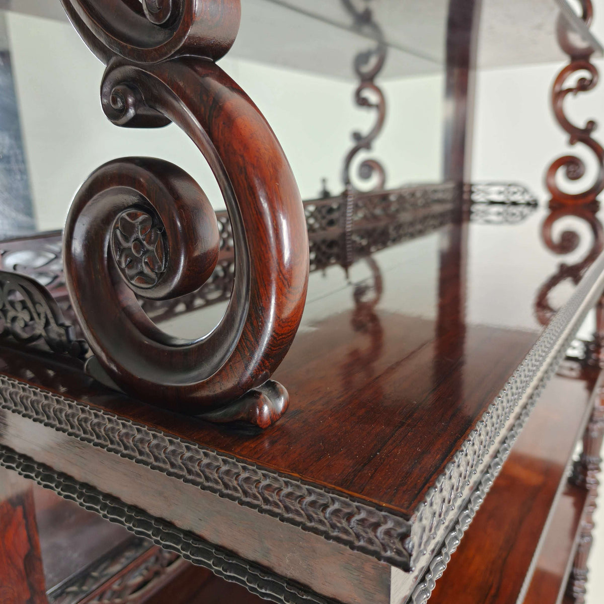 Fine Quality Rosewood Étagère with Crest – Regency / William IV Period, 19th Century Fine Quality Rosewood Étagère with Crest – Regency / William IV Period, 19th Century