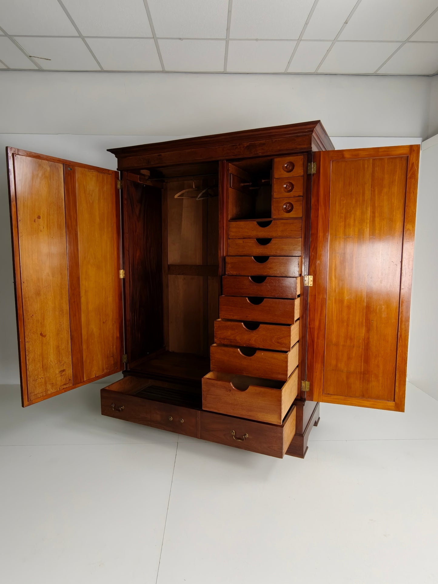 High-Quality Late 19th-Century Mahogany Wardrobe by H. Pander & Zonen High-Quality Late 19th-Century Mahogany Wardrobe by H. Pander & Zonen