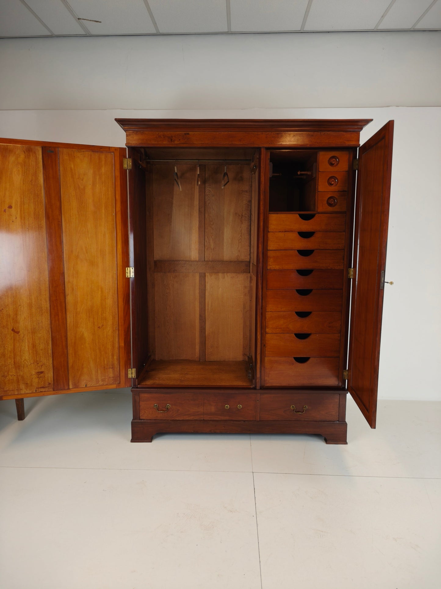 High-Quality Late 19th-Century Mahogany Wardrobe by H. Pander & Zonen High-Quality Late 19th-Century Mahogany Wardrobe by H. Pander & Zonen