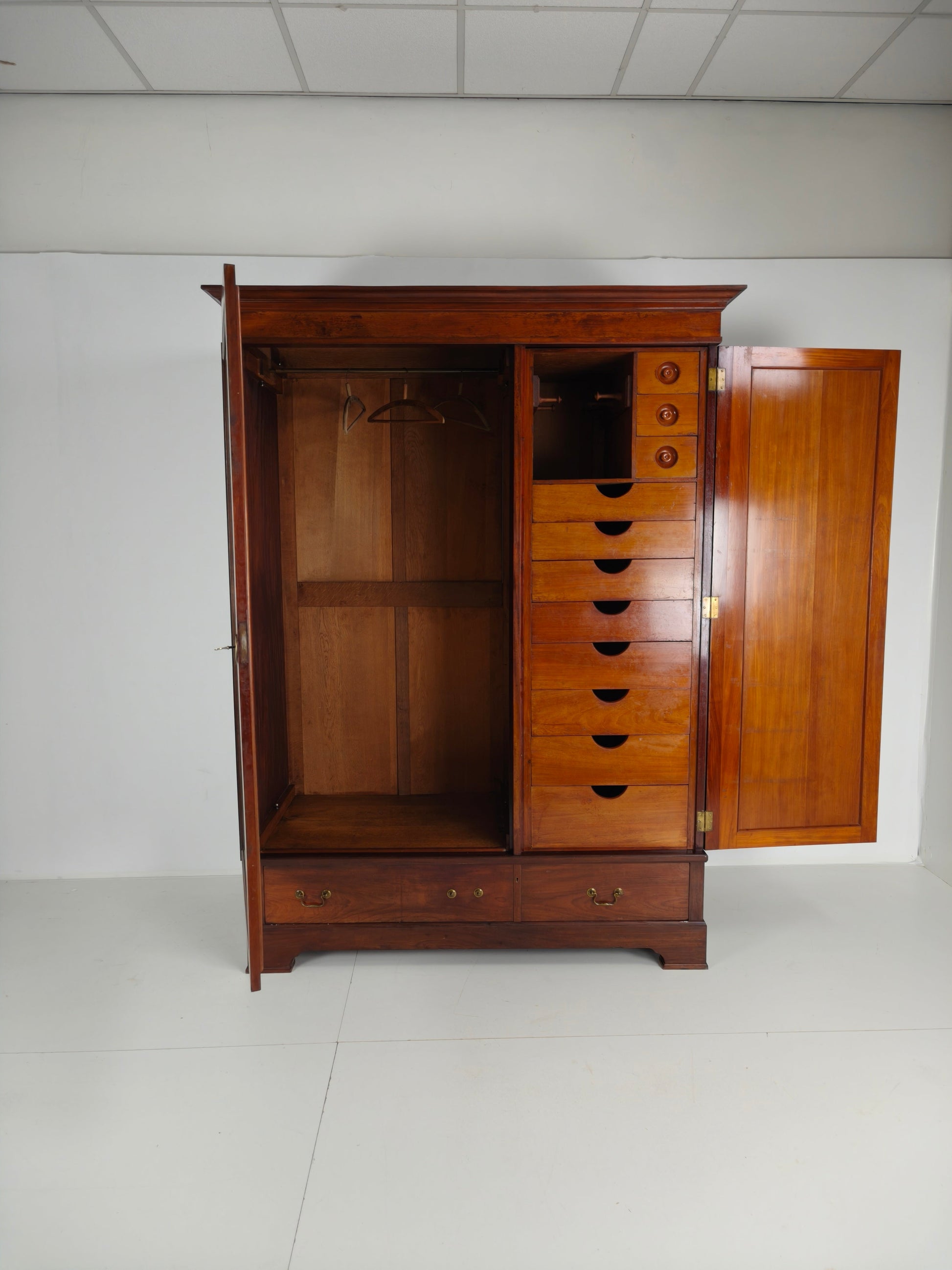 High-Quality Late 19th-Century Mahogany Wardrobe by H. Pander & Zonen High-Quality Late 19th-Century Mahogany Wardrobe by H. Pander & Zonen
