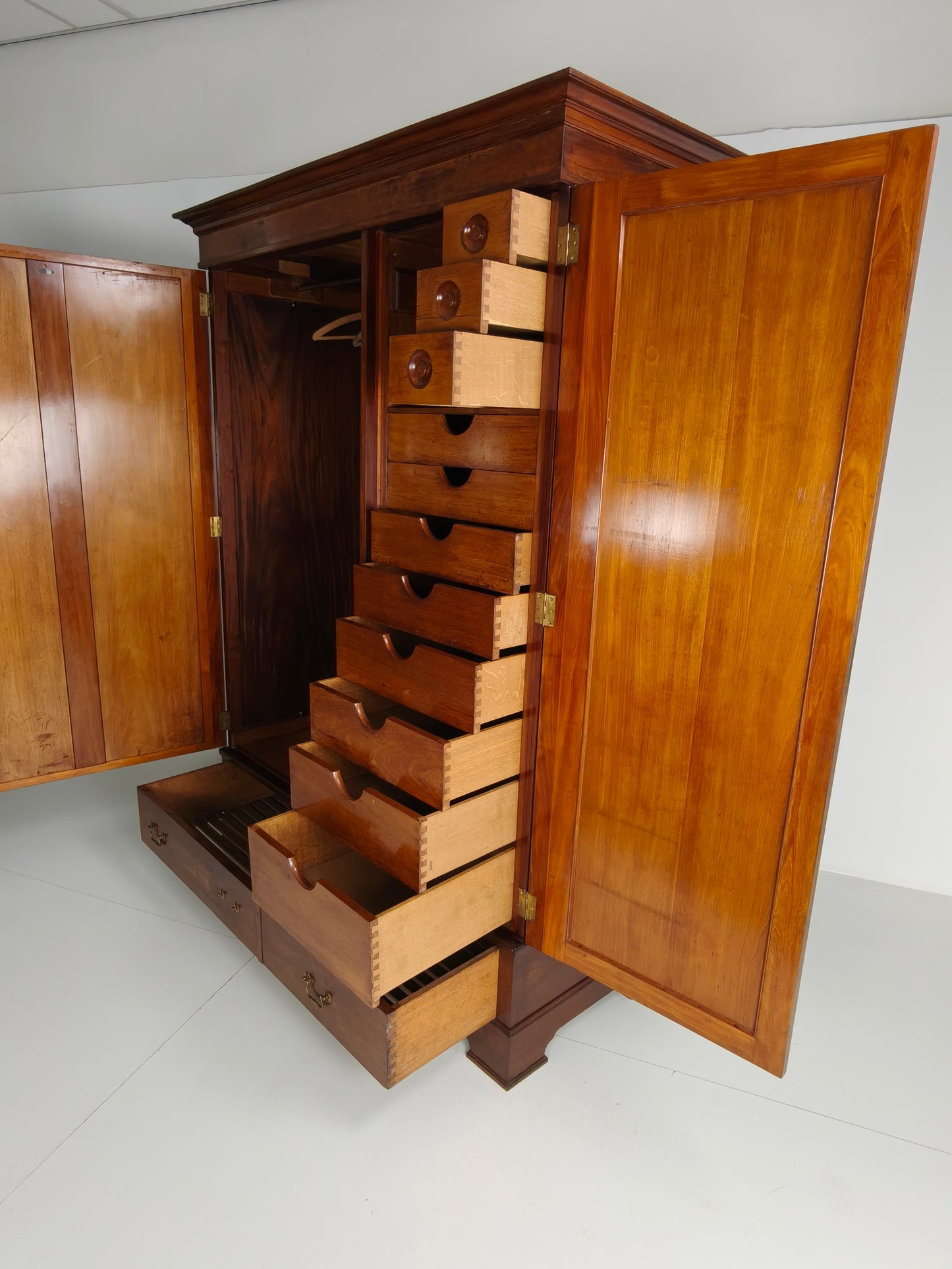 High-Quality Late 19th-Century Mahogany Wardrobe by H. Pander & Zonen High-Quality Late 19th-Century Mahogany Wardrobe by H. Pander & Zonen