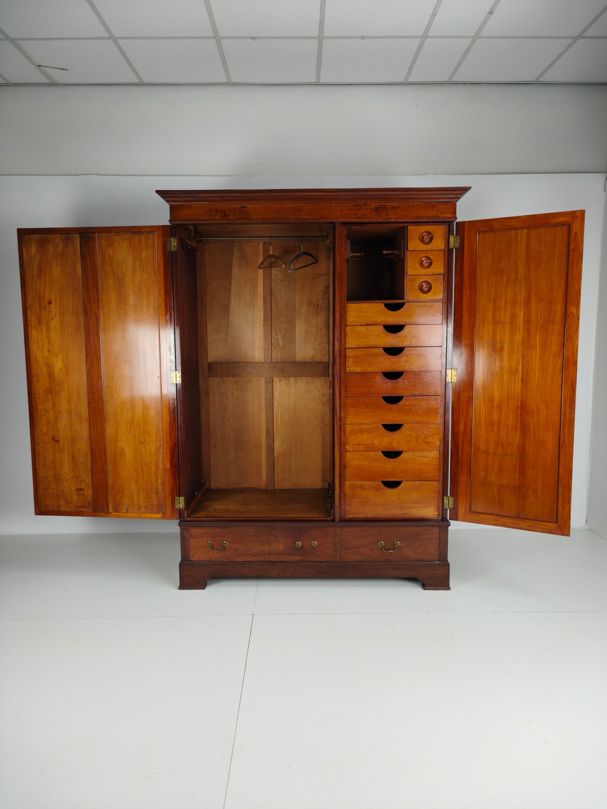 High-Quality Late 19th-Century Mahogany Wardrobe by H. Pander & Zonen High-Quality Late 19th-Century Mahogany Wardrobe by H. Pander & Zonen