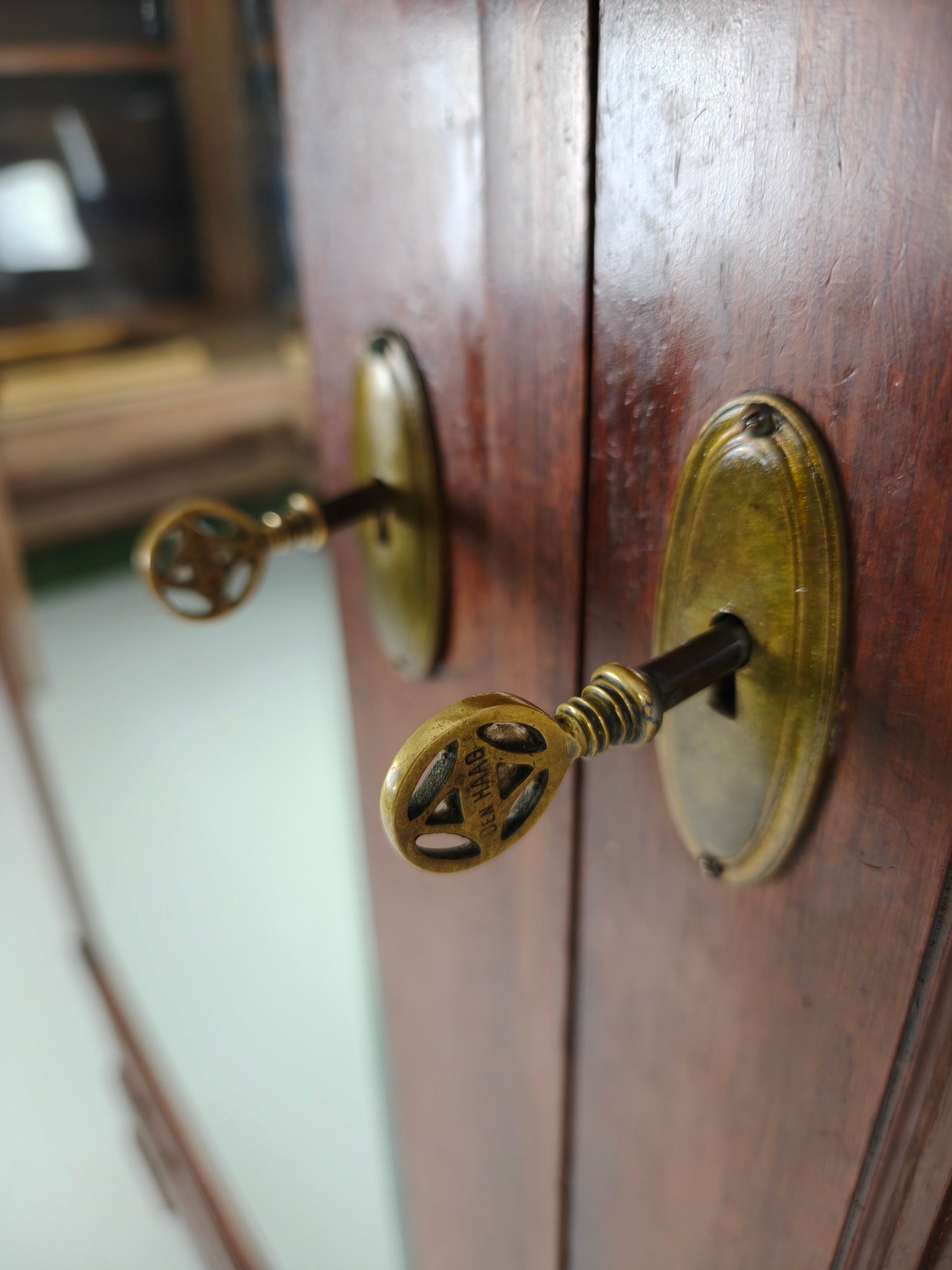 High-Quality Late 19th-Century Mahogany Wardrobe by H. Pander & Zonen High-Quality Late 19th-Century Mahogany Wardrobe by H. Pander & Zonen