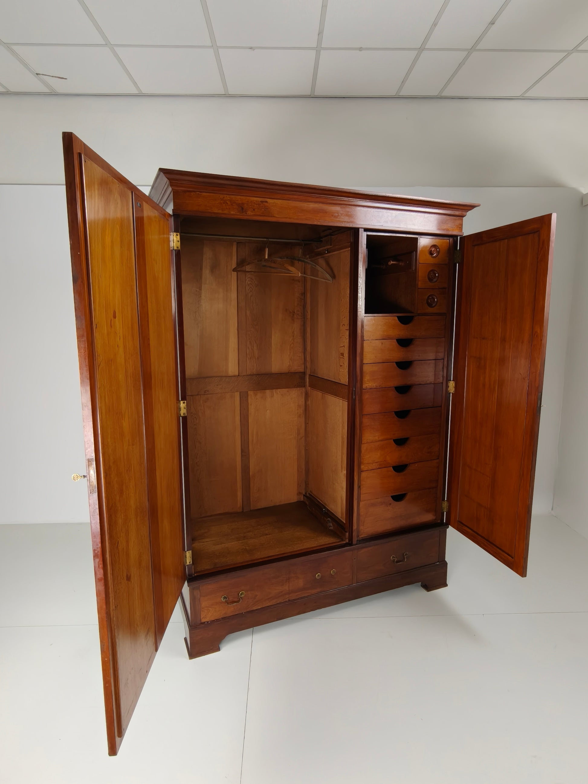 High-Quality Late 19th-Century Mahogany Wardrobe by H. Pander & Zonen High-Quality Late 19th-Century Mahogany Wardrobe by H. Pander & Zonen