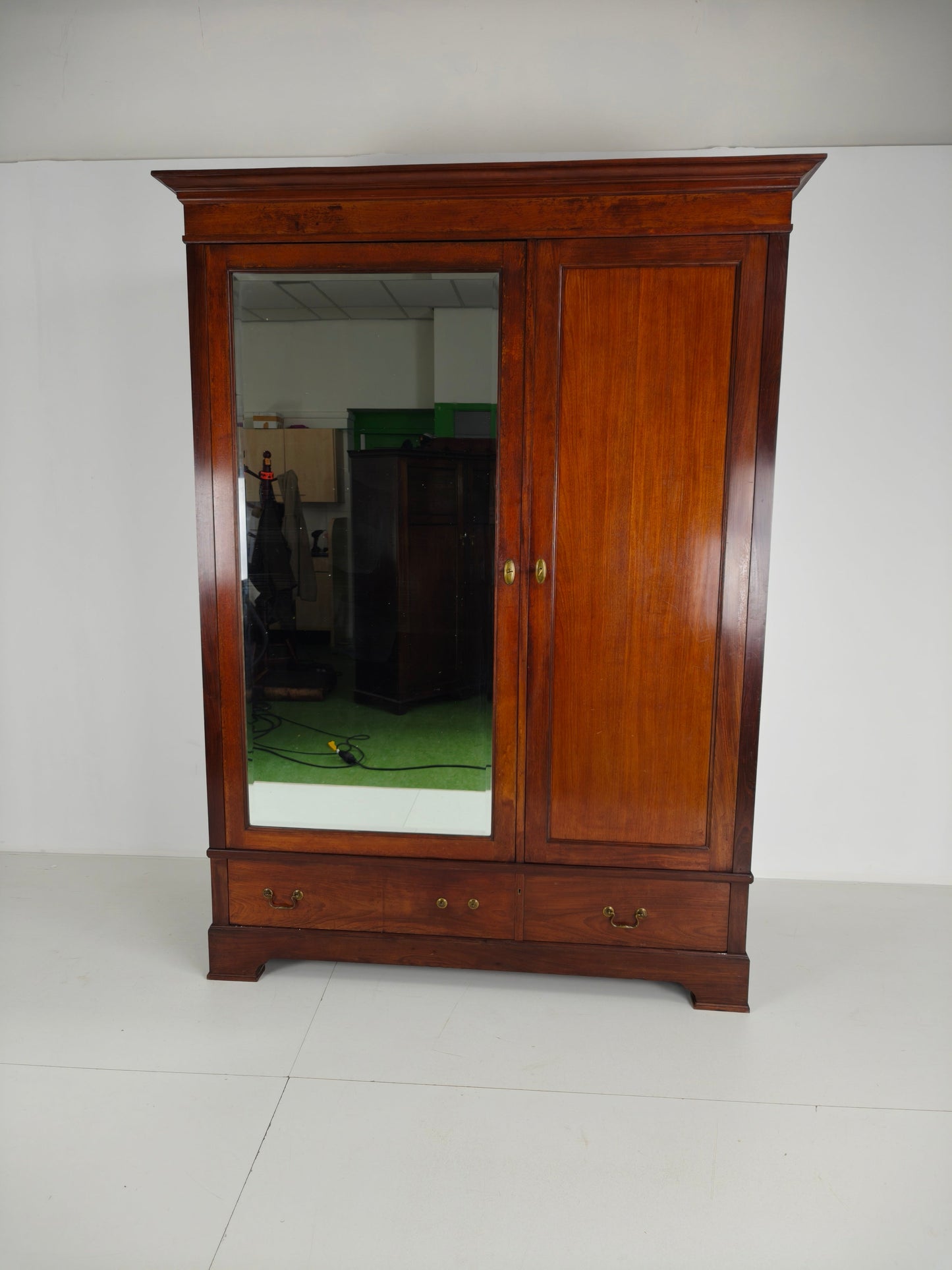 High-Quality Late 19th-Century Mahogany Wardrobe by H. Pander & Zonen High-Quality Late 19th-Century Mahogany Wardrobe by H. Pander & Zonen