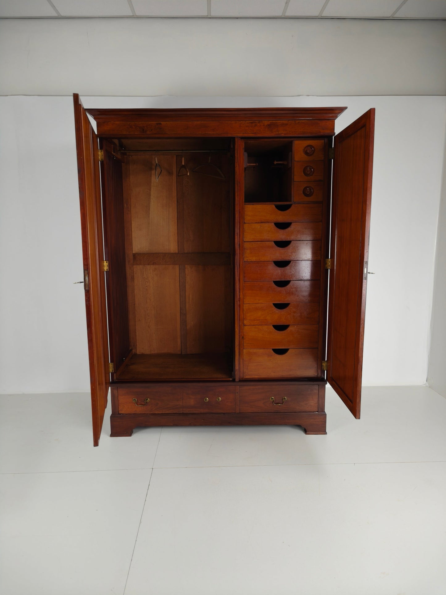 High-Quality Late 19th-Century Mahogany Wardrobe by H. Pander & Zonen High-Quality Late 19th-Century Mahogany Wardrobe by H. Pander & Zonen