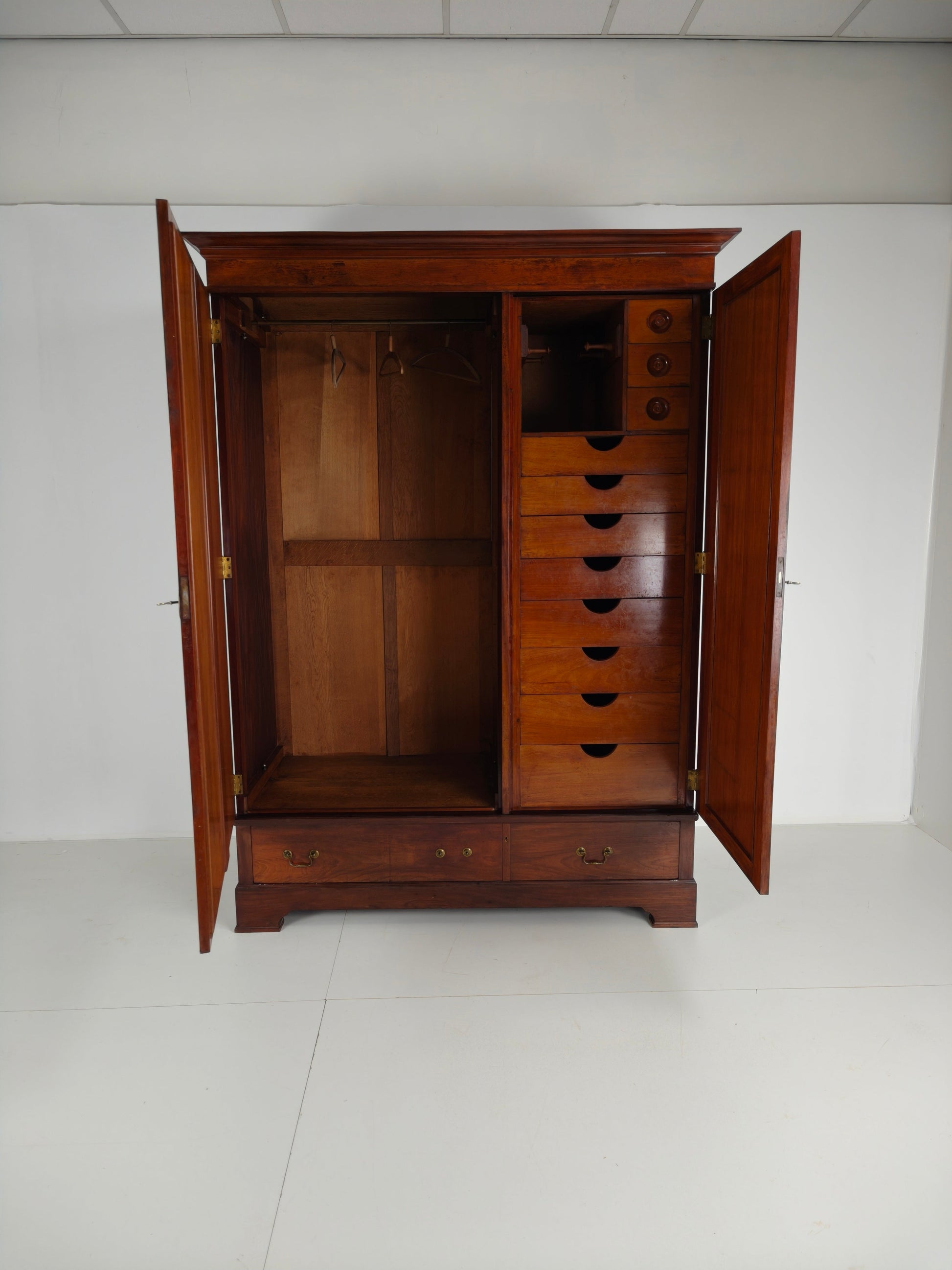 High-Quality Late 19th-Century Mahogany Wardrobe by H. Pander & Zonen High-Quality Late 19th-Century Mahogany Wardrobe by H. Pander & Zonen