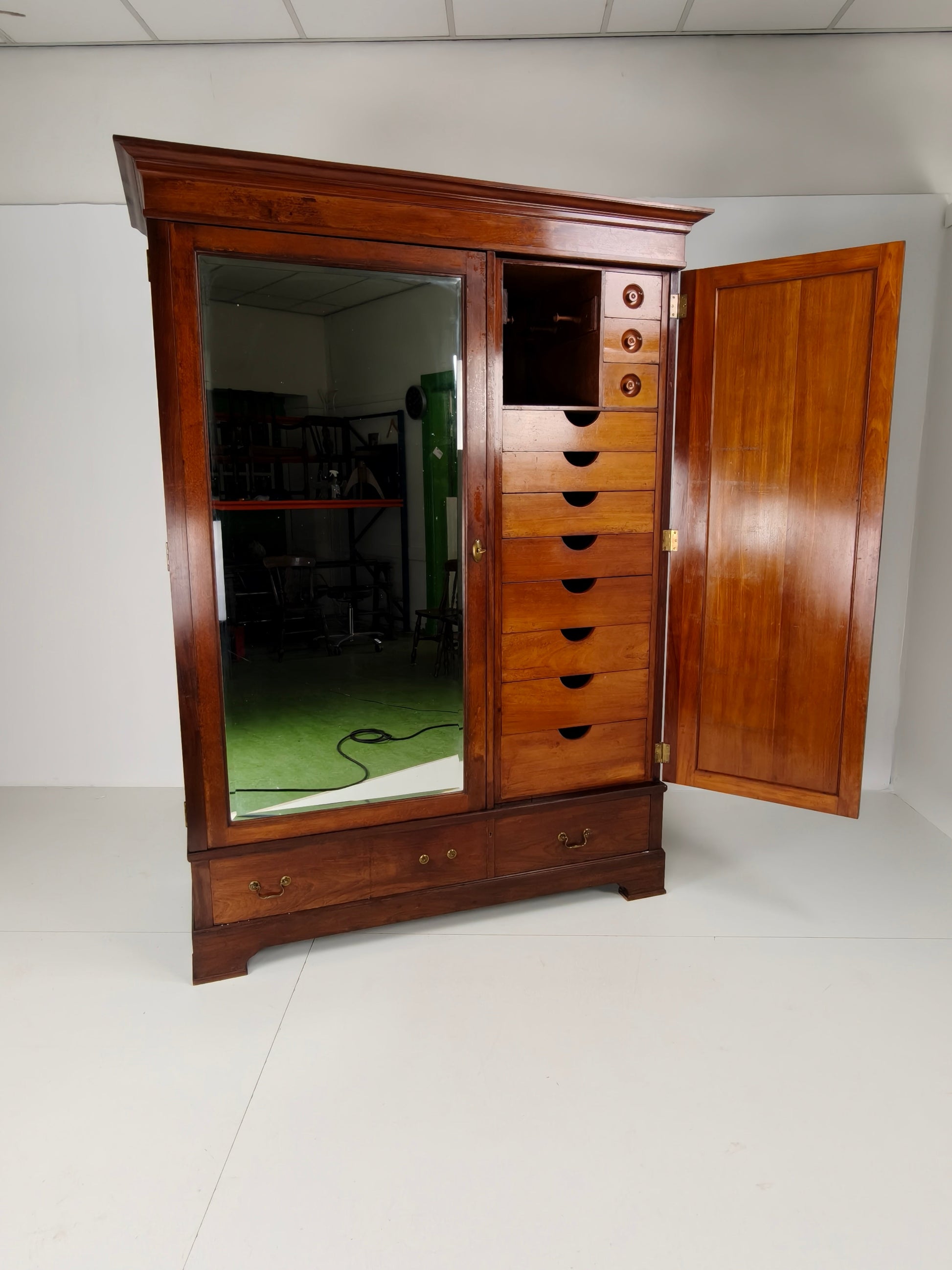 High-Quality Late 19th-Century Mahogany Wardrobe by H. Pander & Zonen High-Quality Late 19th-Century Mahogany Wardrobe by H. Pander & Zonen