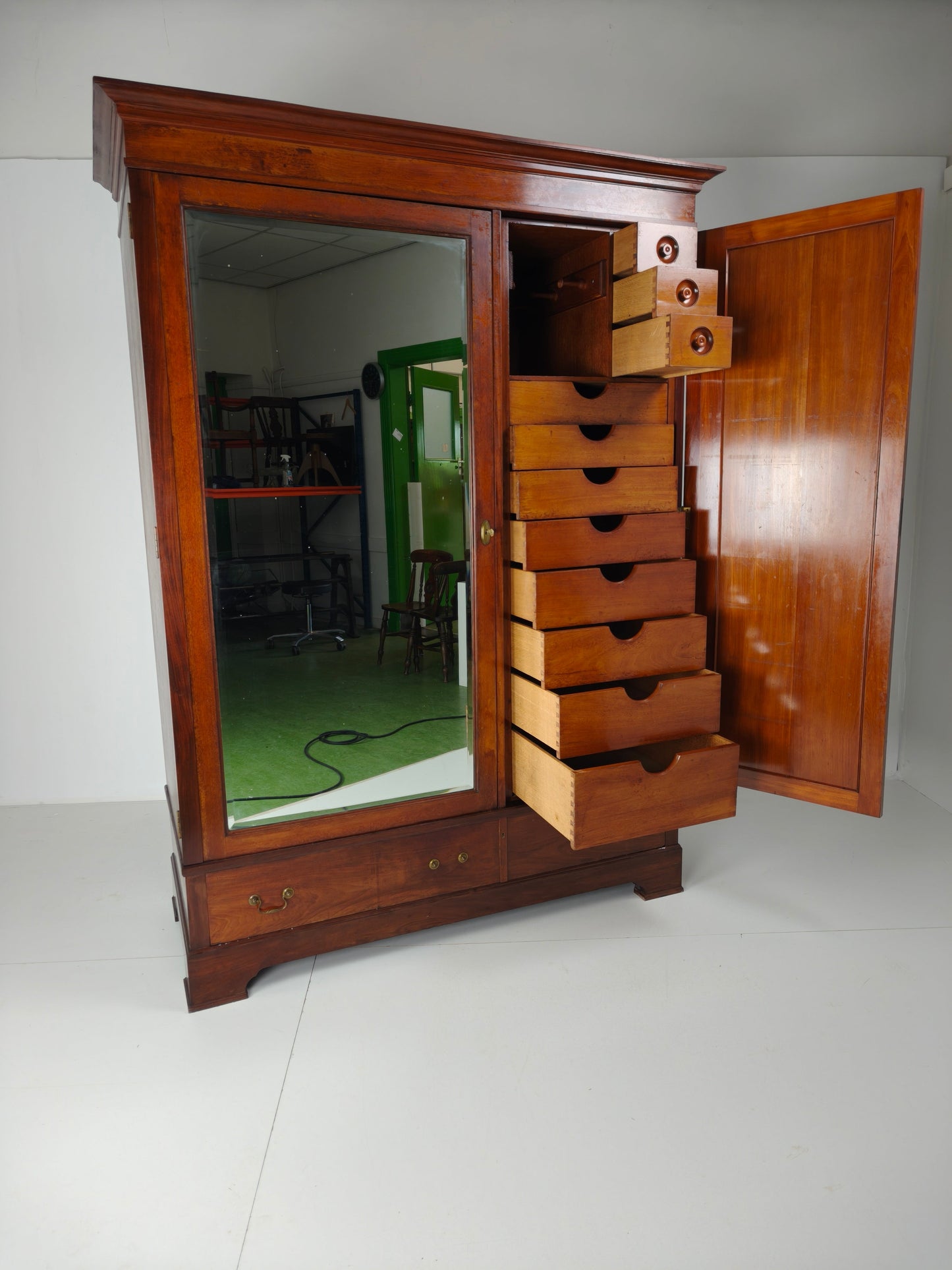 High-Quality Late 19th-Century Mahogany Wardrobe by H. Pander & Zonen High-Quality Late 19th-Century Mahogany Wardrobe by H. Pander & Zonen