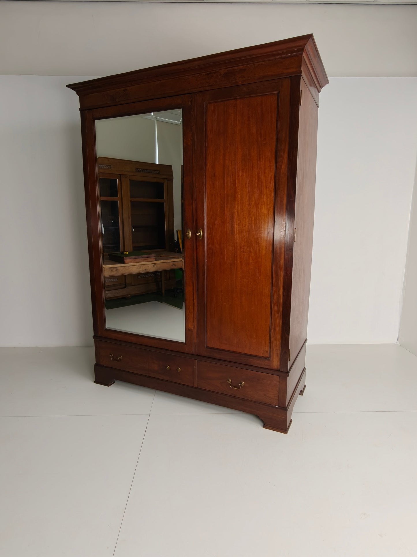 High-Quality Late 19th-Century Mahogany Wardrobe by H. Pander & Zonen High-Quality Late 19th-Century Mahogany Wardrobe by H. Pander & Zonen