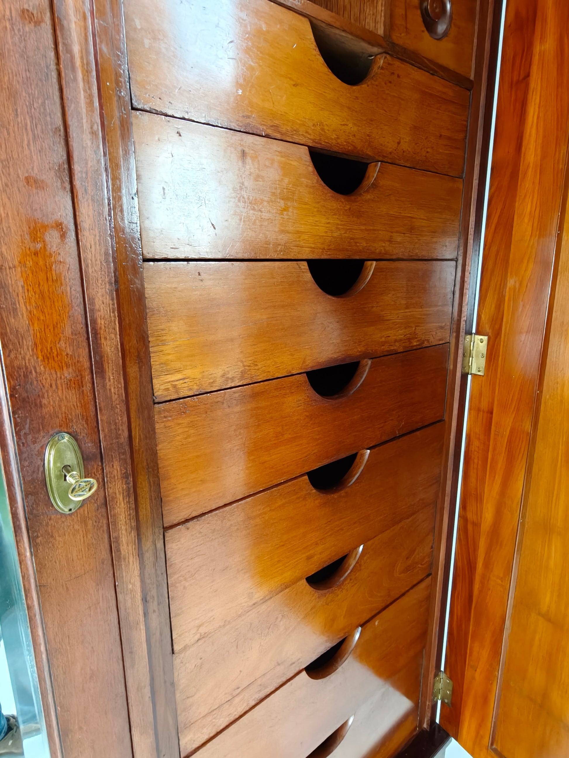 High-Quality Late 19th-Century Mahogany Wardrobe by H. Pander & Zonen High-Quality Late 19th-Century Mahogany Wardrobe by H. Pander & Zonen