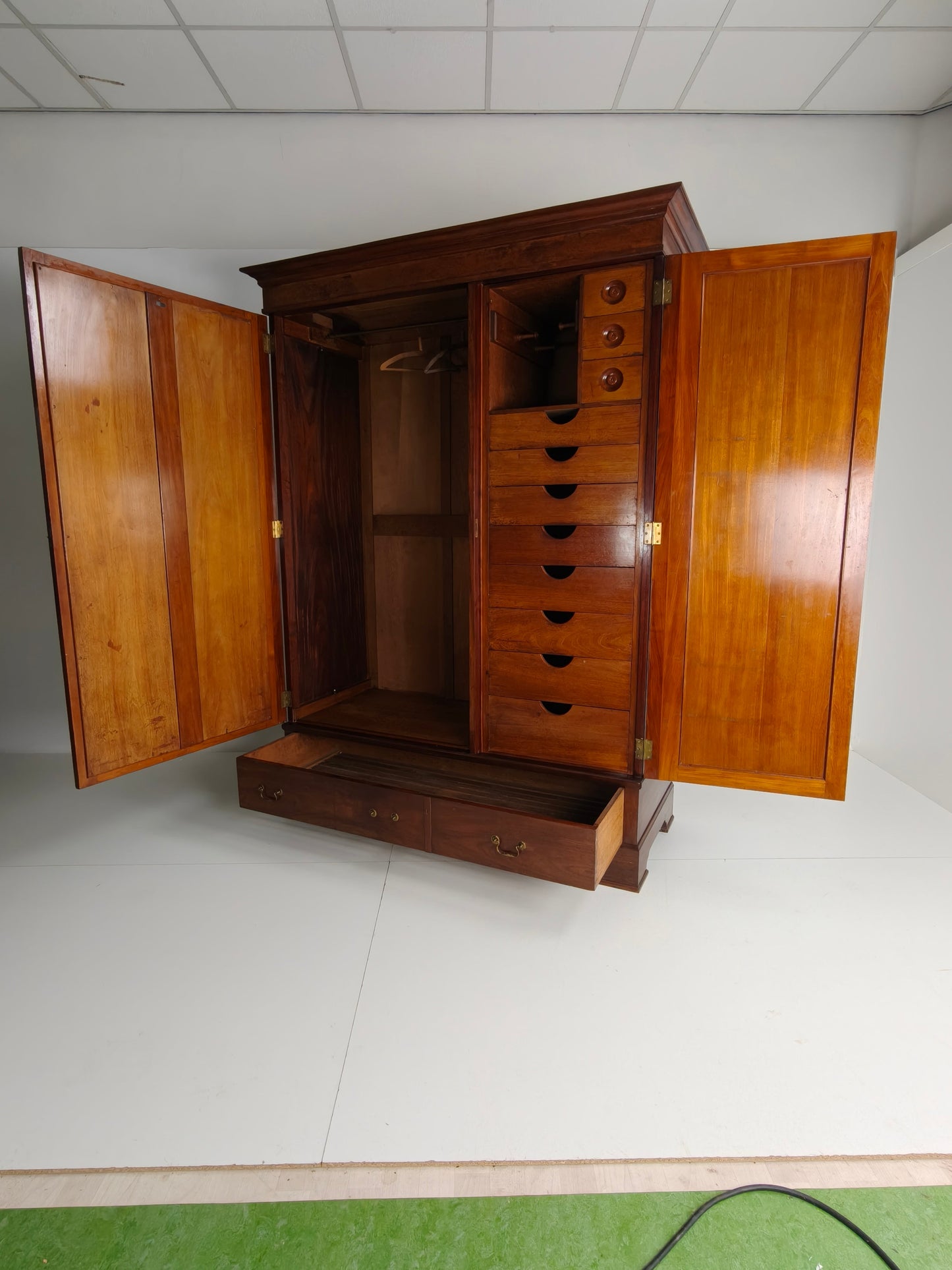 High-Quality Late 19th-Century Mahogany Wardrobe by H. Pander & Zonen High-Quality Late 19th-Century Mahogany Wardrobe by H. Pander & Zonen