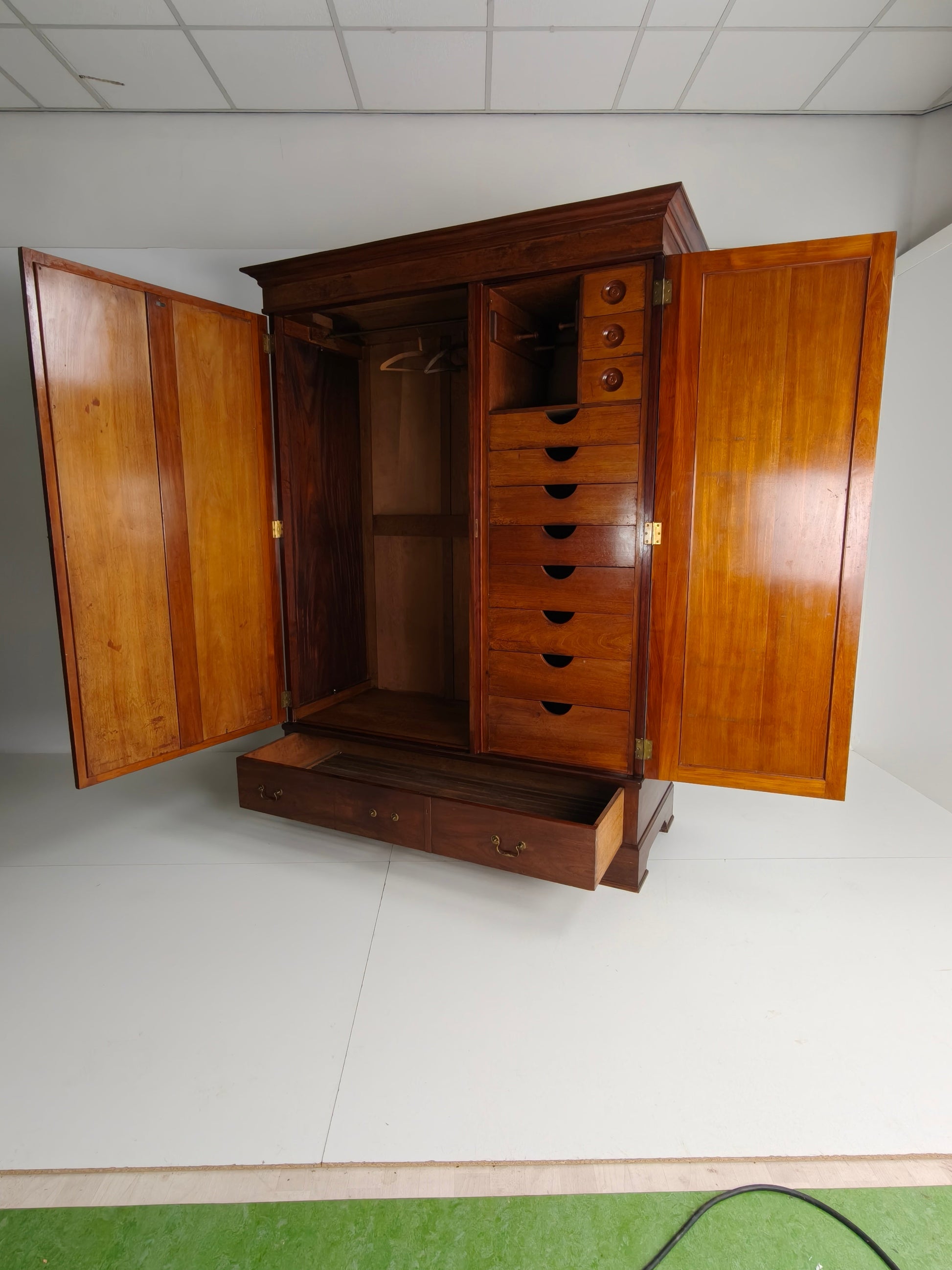 High-Quality Late 19th-Century Mahogany Wardrobe by H. Pander & Zonen High-Quality Late 19th-Century Mahogany Wardrobe by H. Pander & Zonen