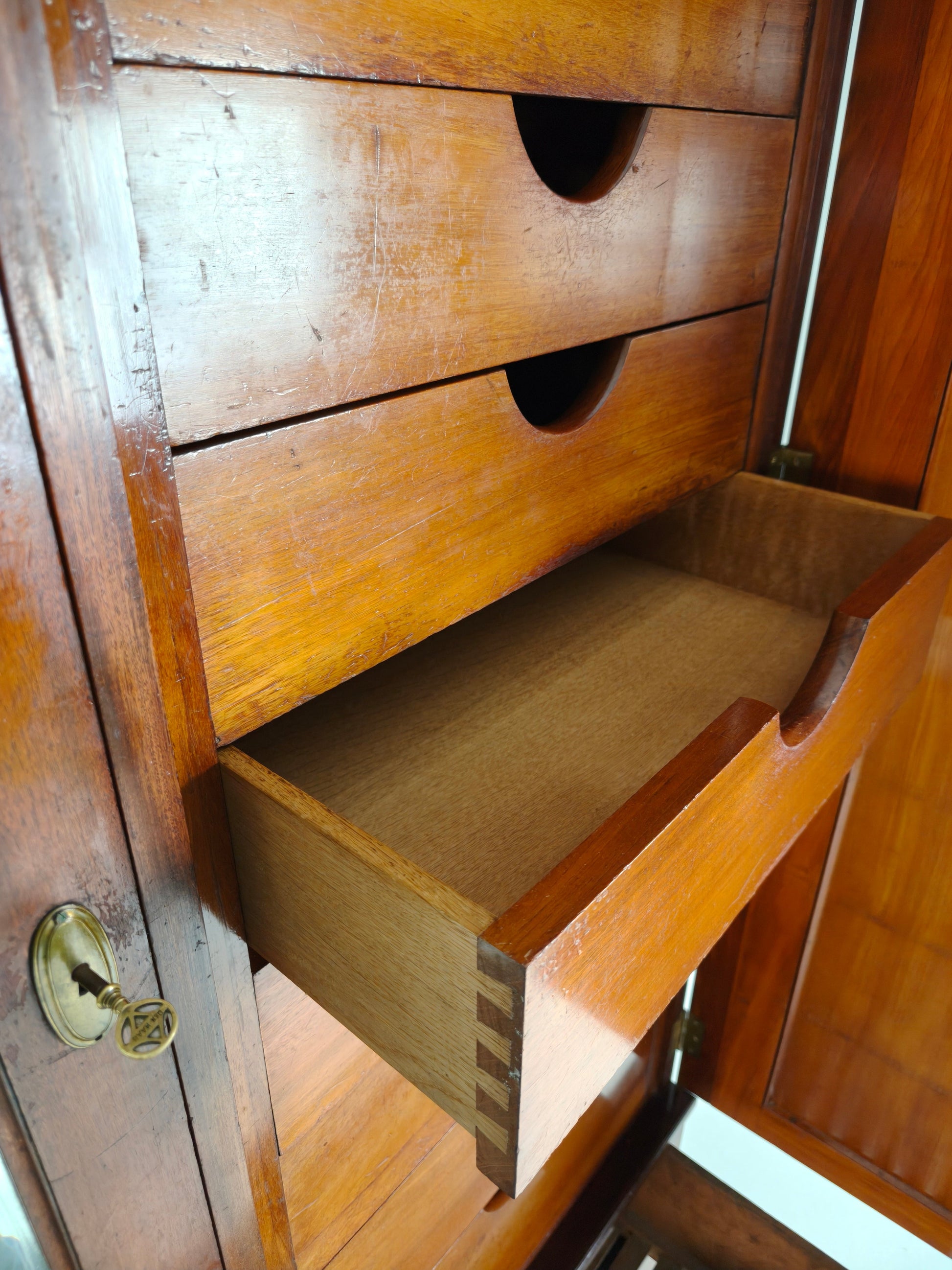 High-Quality Late 19th-Century Mahogany Wardrobe by H. Pander & Zonen High-Quality Late 19th-Century Mahogany Wardrobe by H. Pander & Zonen