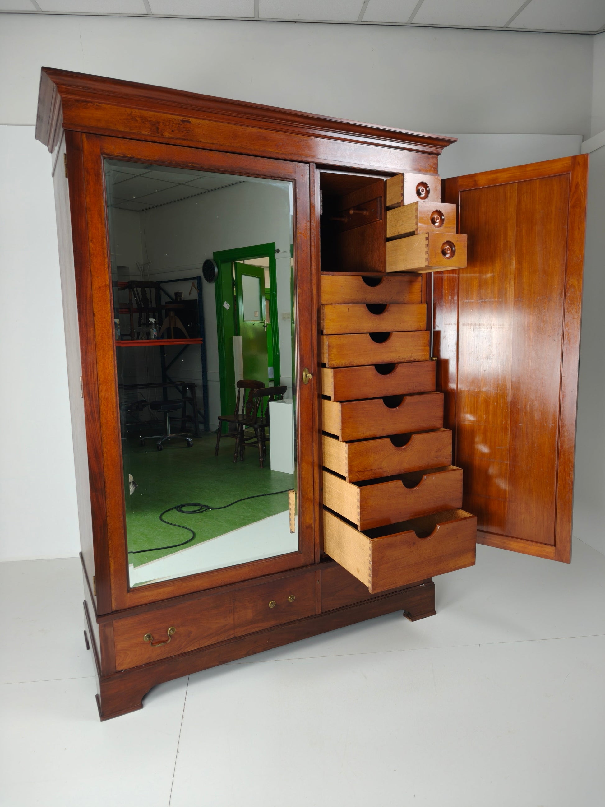 High-Quality Late 19th-Century Mahogany Wardrobe by H. Pander & Zonen High-Quality Late 19th-Century Mahogany Wardrobe by H. Pander & Zonen
